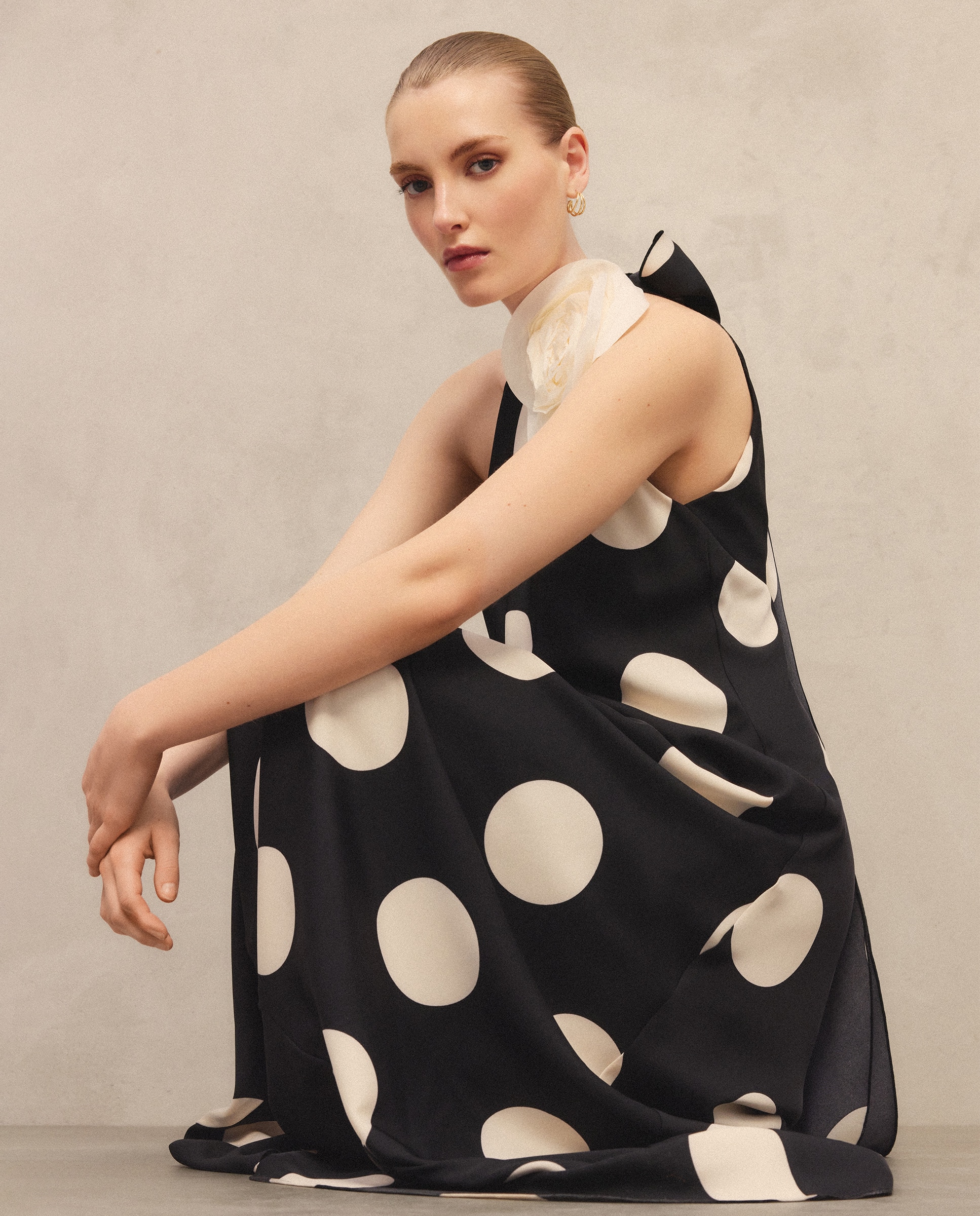 Vestido Halter com Flor Grande Preto-2