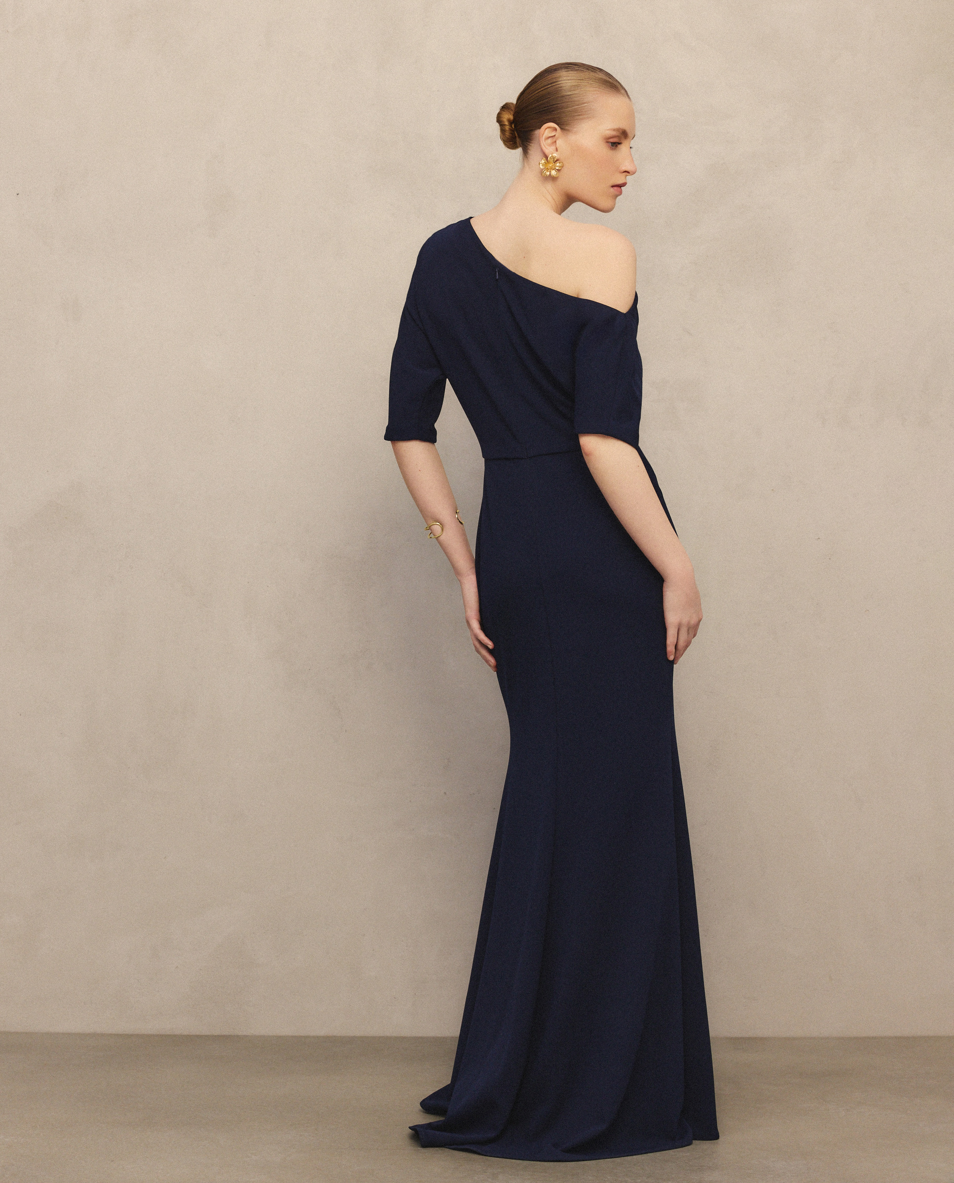 Vestido Comprido com Top Assimétrico em Cetim Azul-marinho-4