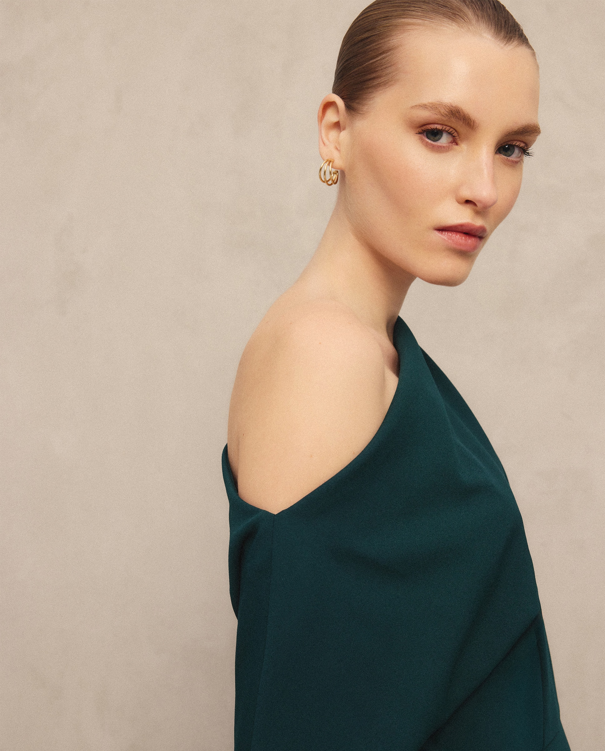 Vestido Comprido com Top Assimétrico em Cetim Verde-2