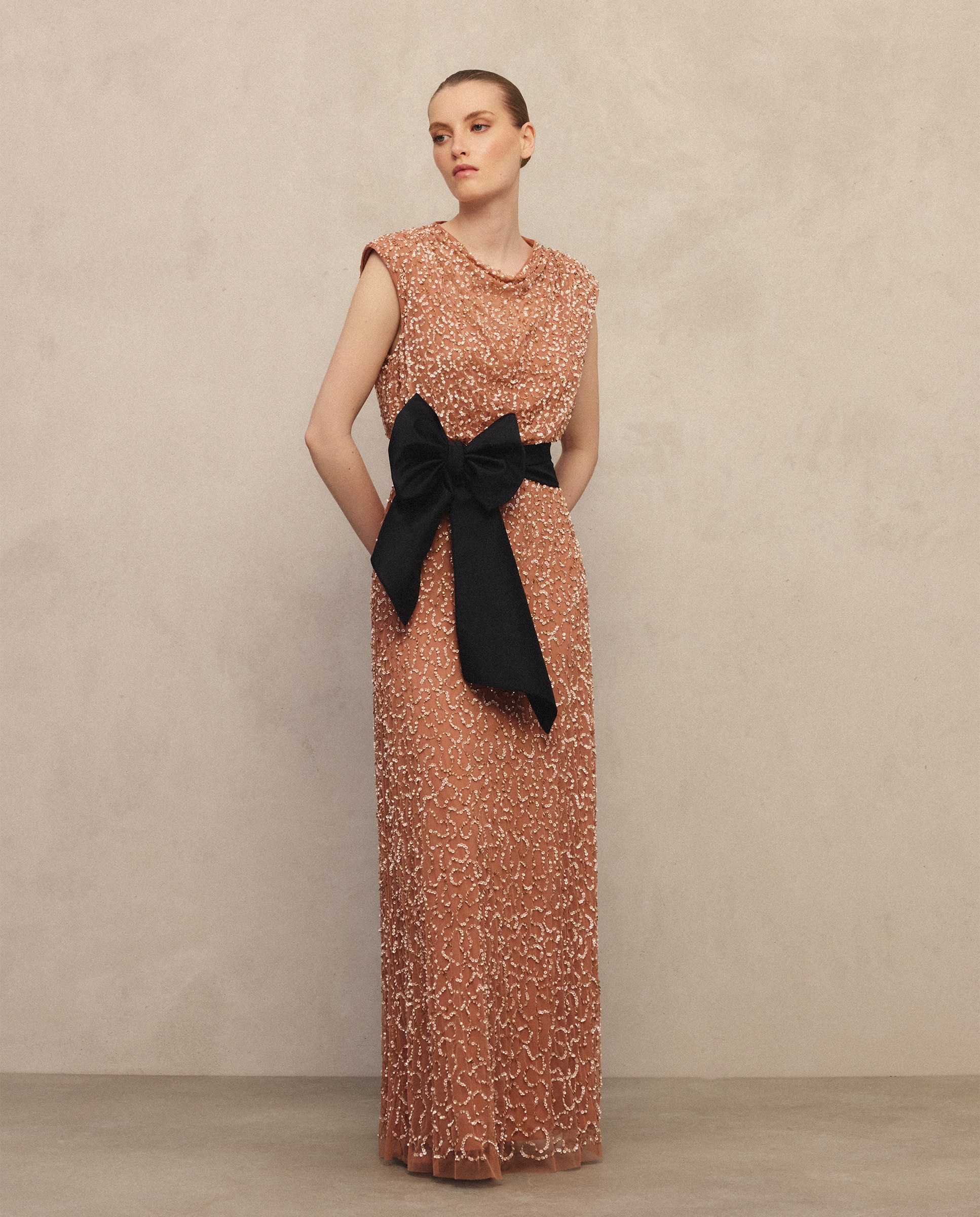 Imagem 0 de Vestido Comprido de Pedraria com Gola Buche