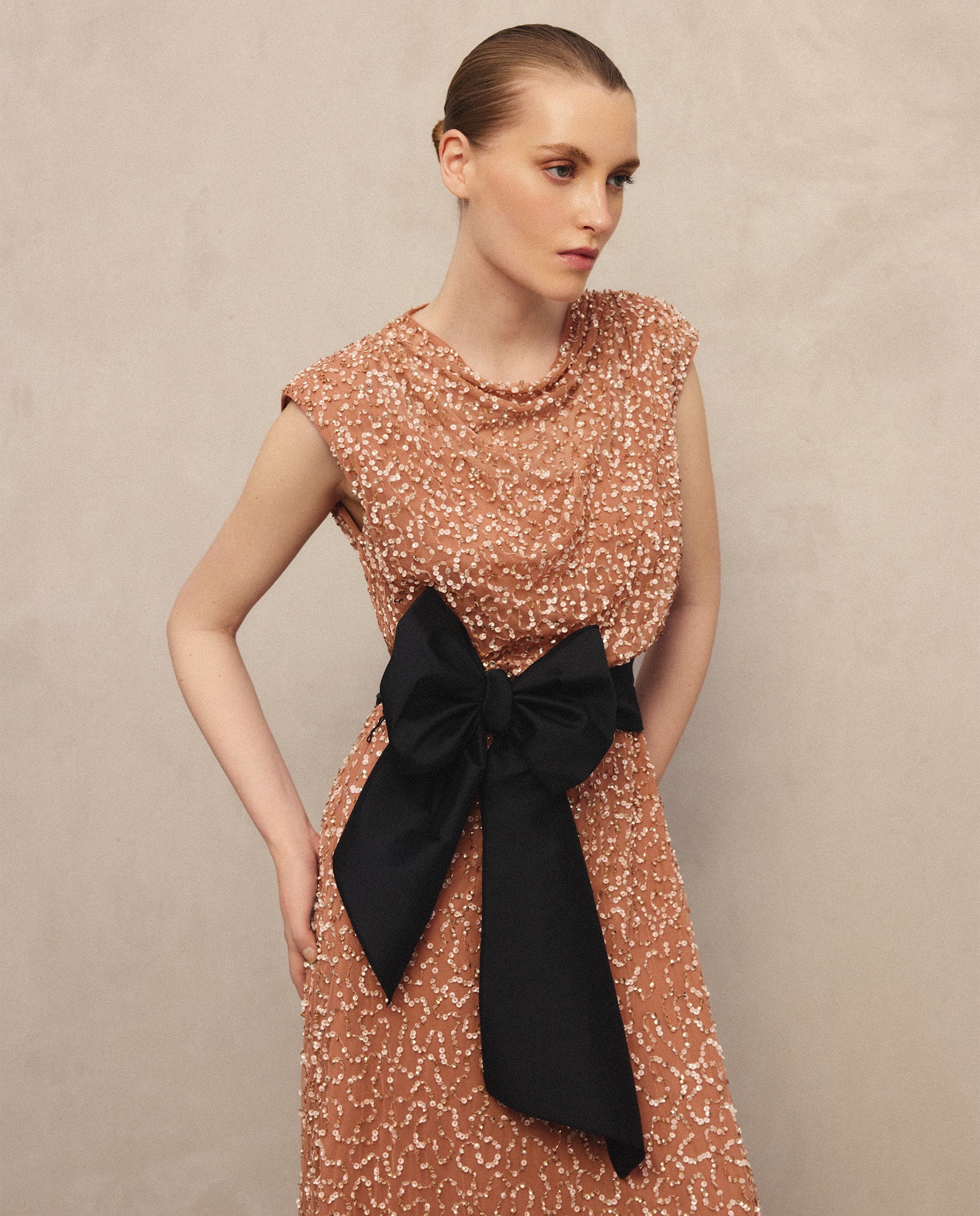 Vestido Comprido de Pedraria com Gola Buche 260 Salmão-2