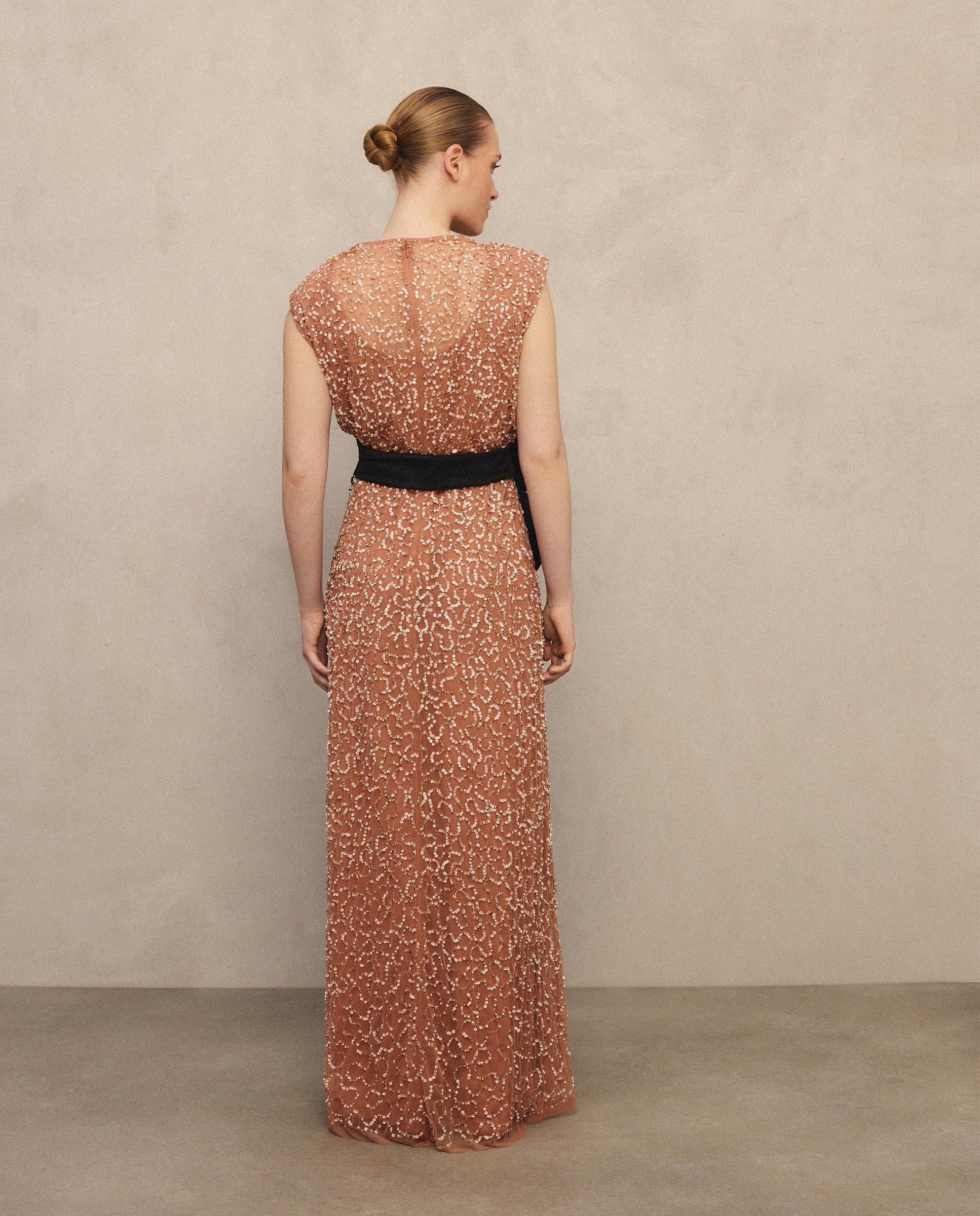 Vestido Comprido de Pedraria com Gola Buche 260 Salmão-3