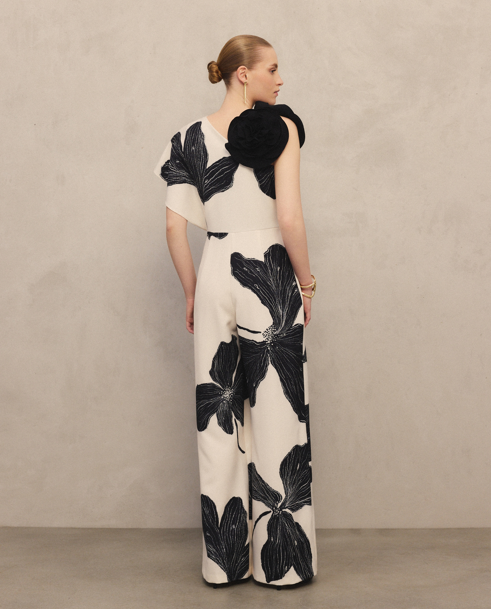 Macacão Assimétrico com Flor no Ombro Preto-3