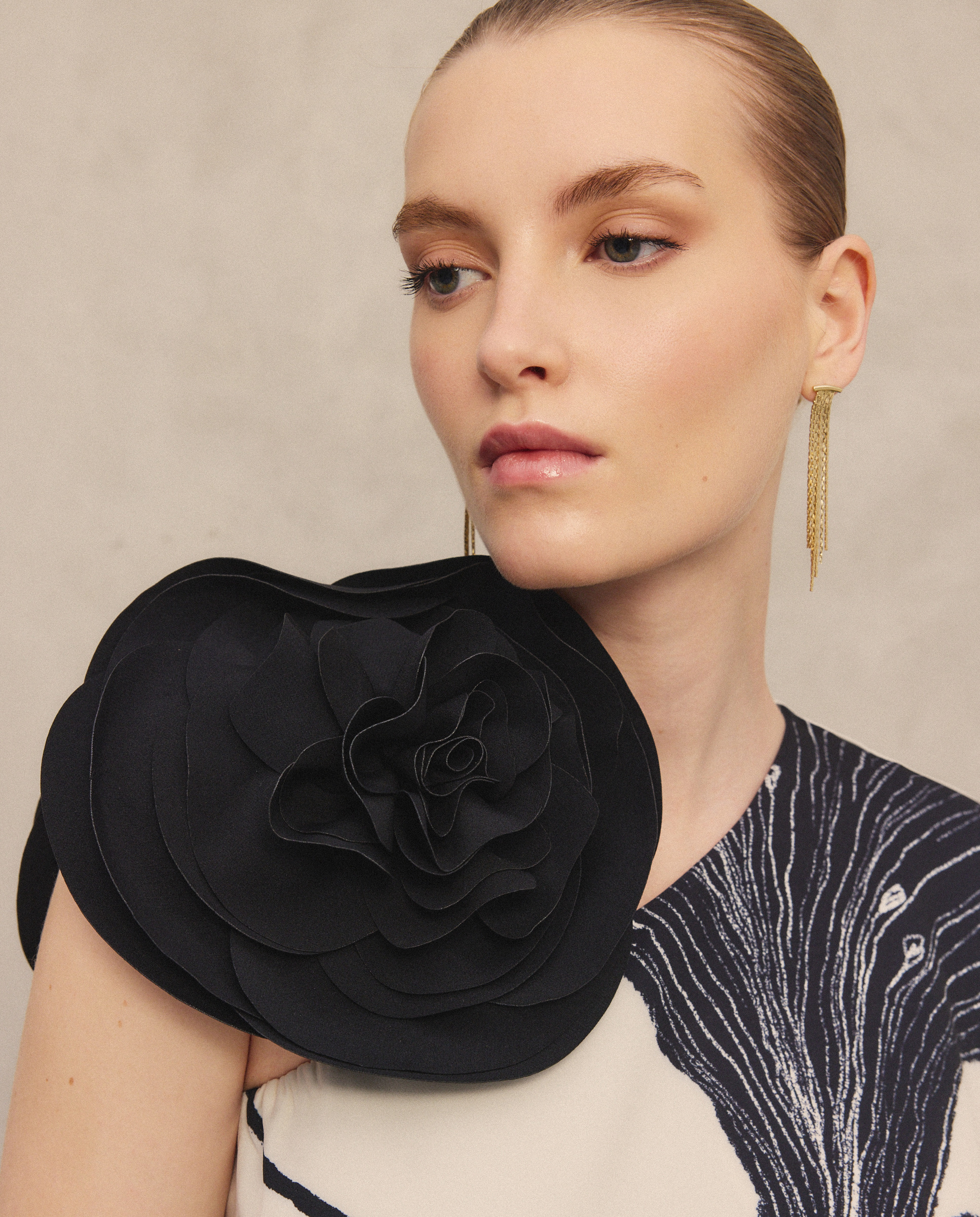 Macacão Assimétrico com Flor no Ombro Preto-2