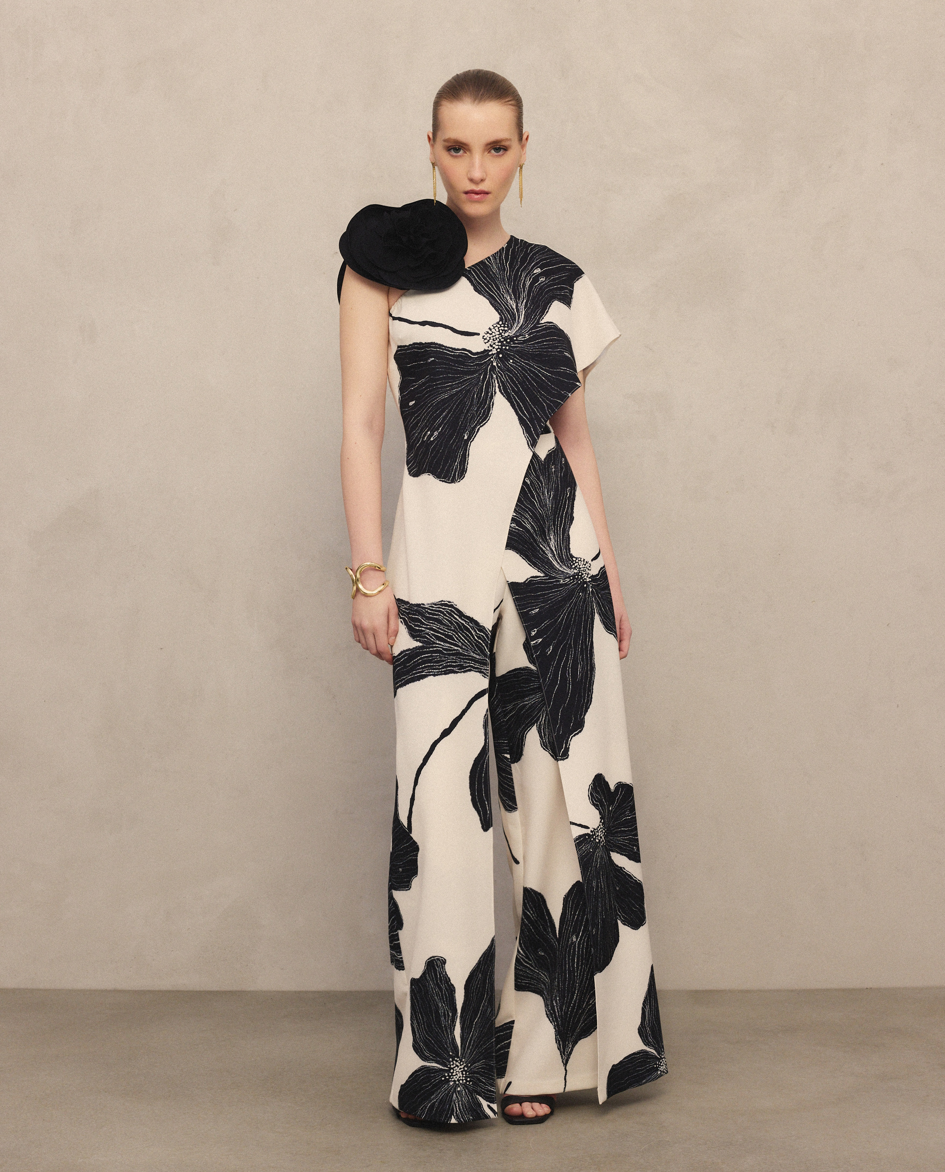 Macacão Assimétrico com Flor no Ombro Preto-1