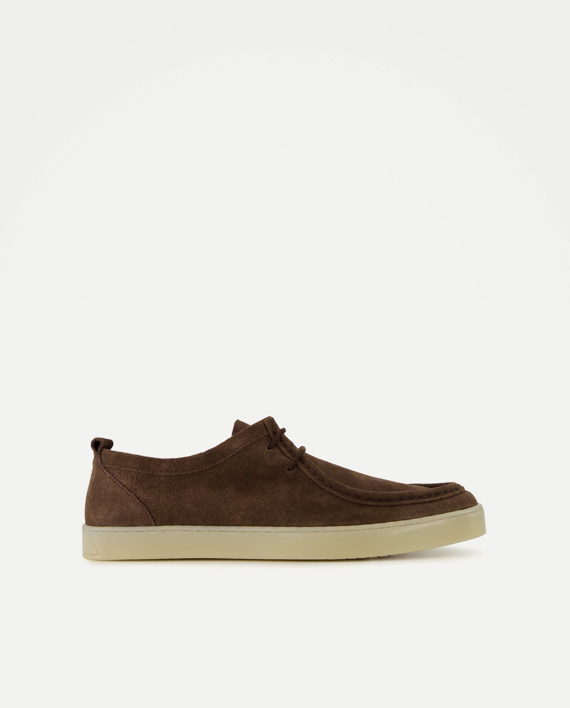 Imagen 0 de Zapato wallaby de hombre serraje con piso de goma