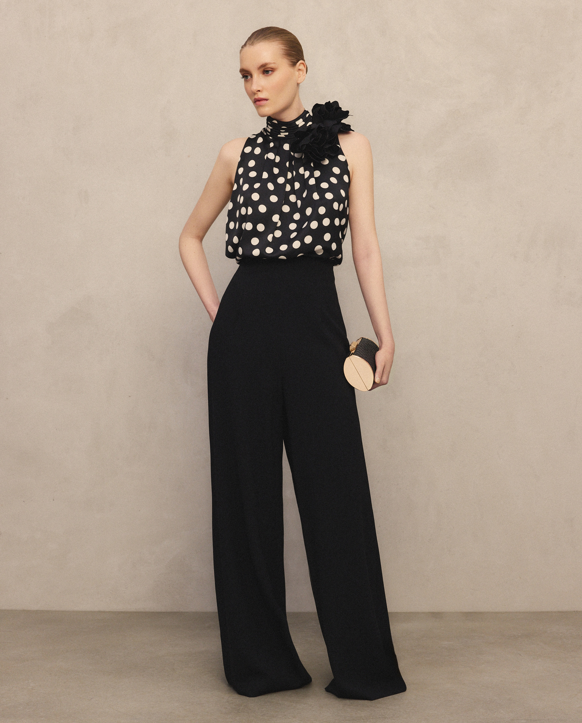 Top Halter com Flor no Ombro Preto-2