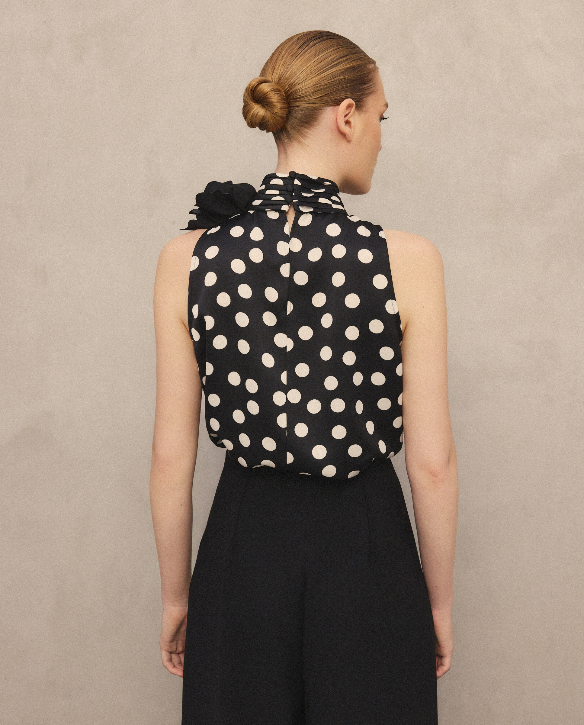 Top Halter com Flor no Ombro Preto-3