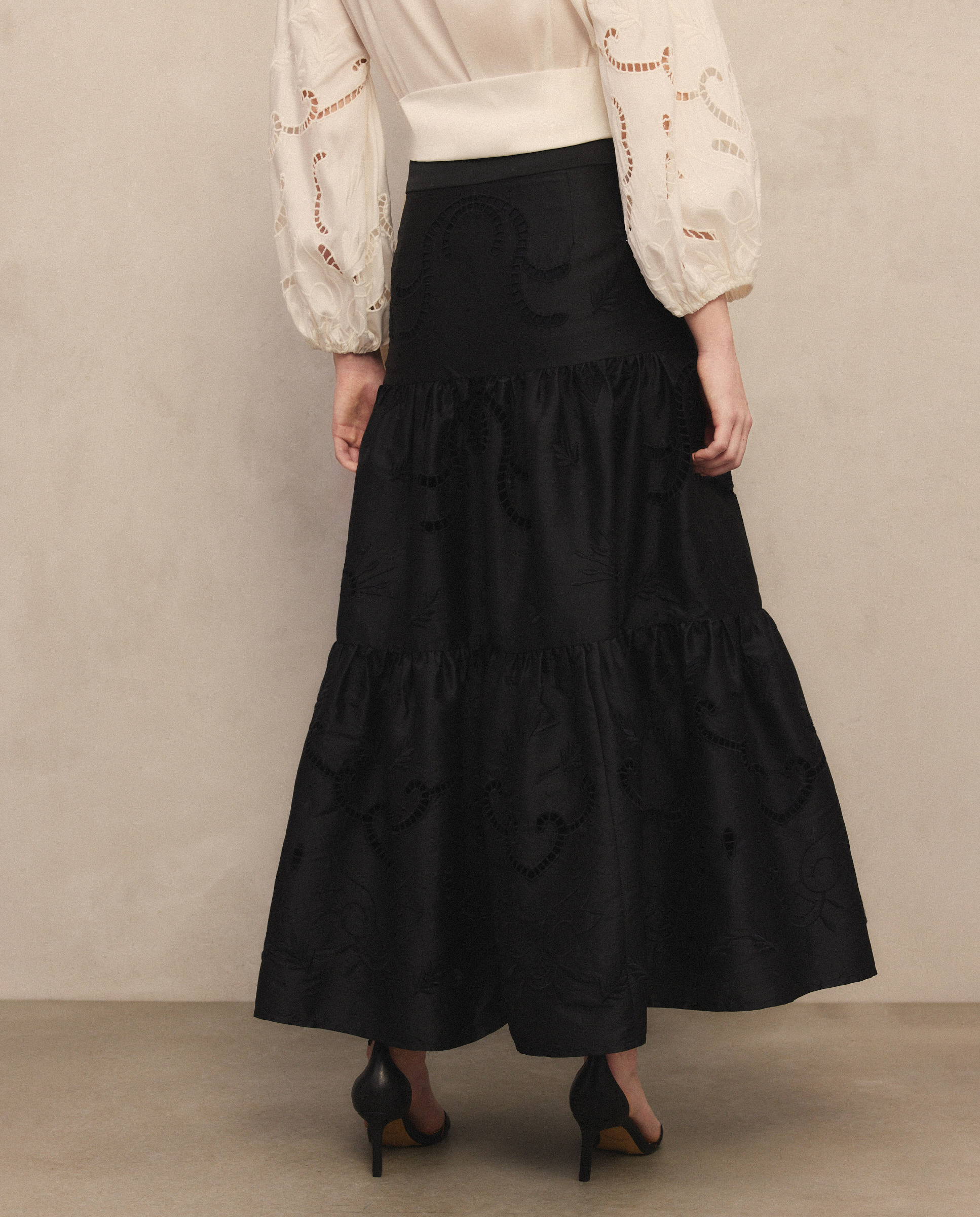 Saia Midi Bordada com Tafetá Preto-3