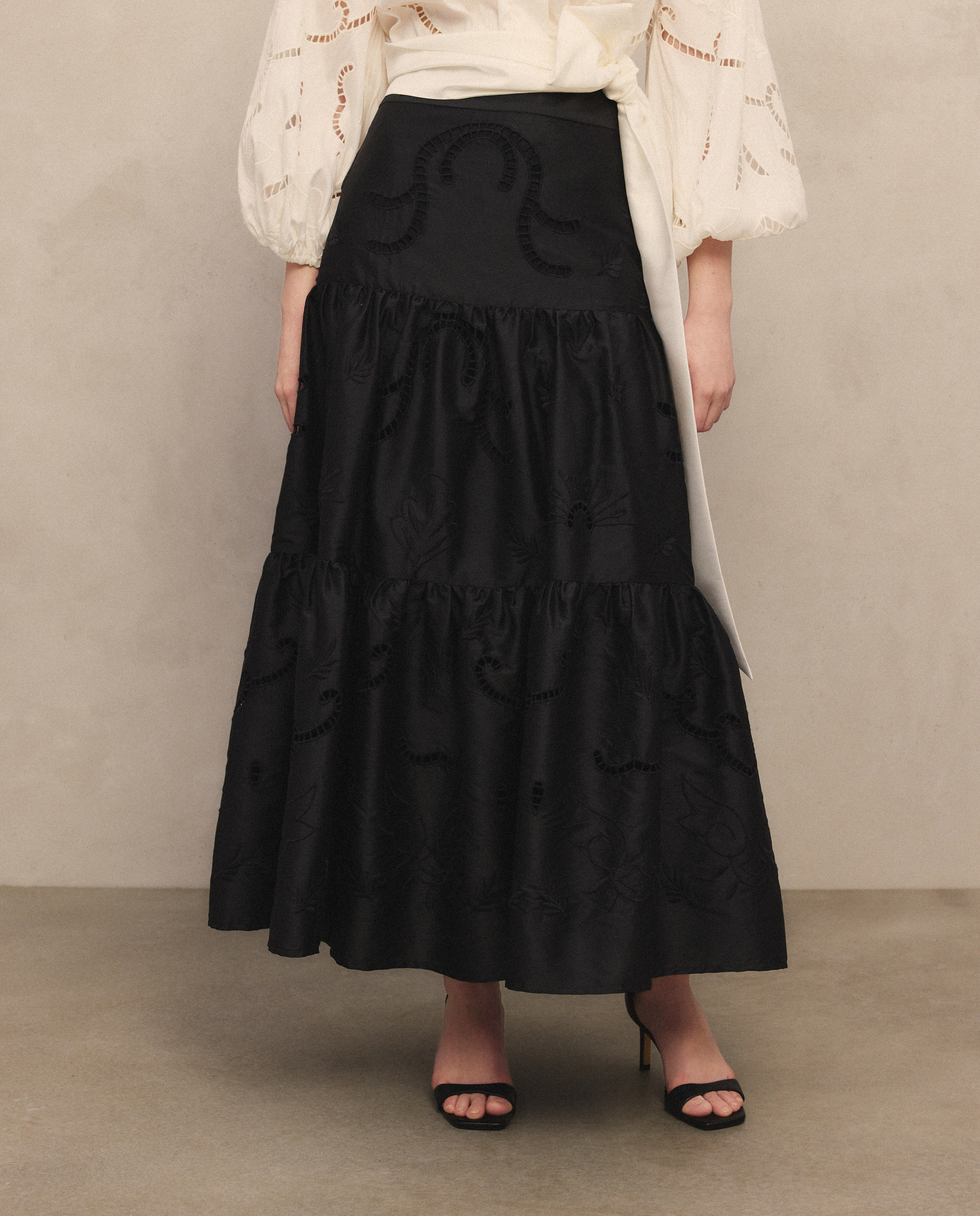 Saia Midi Bordada com Tafetá Preto-2