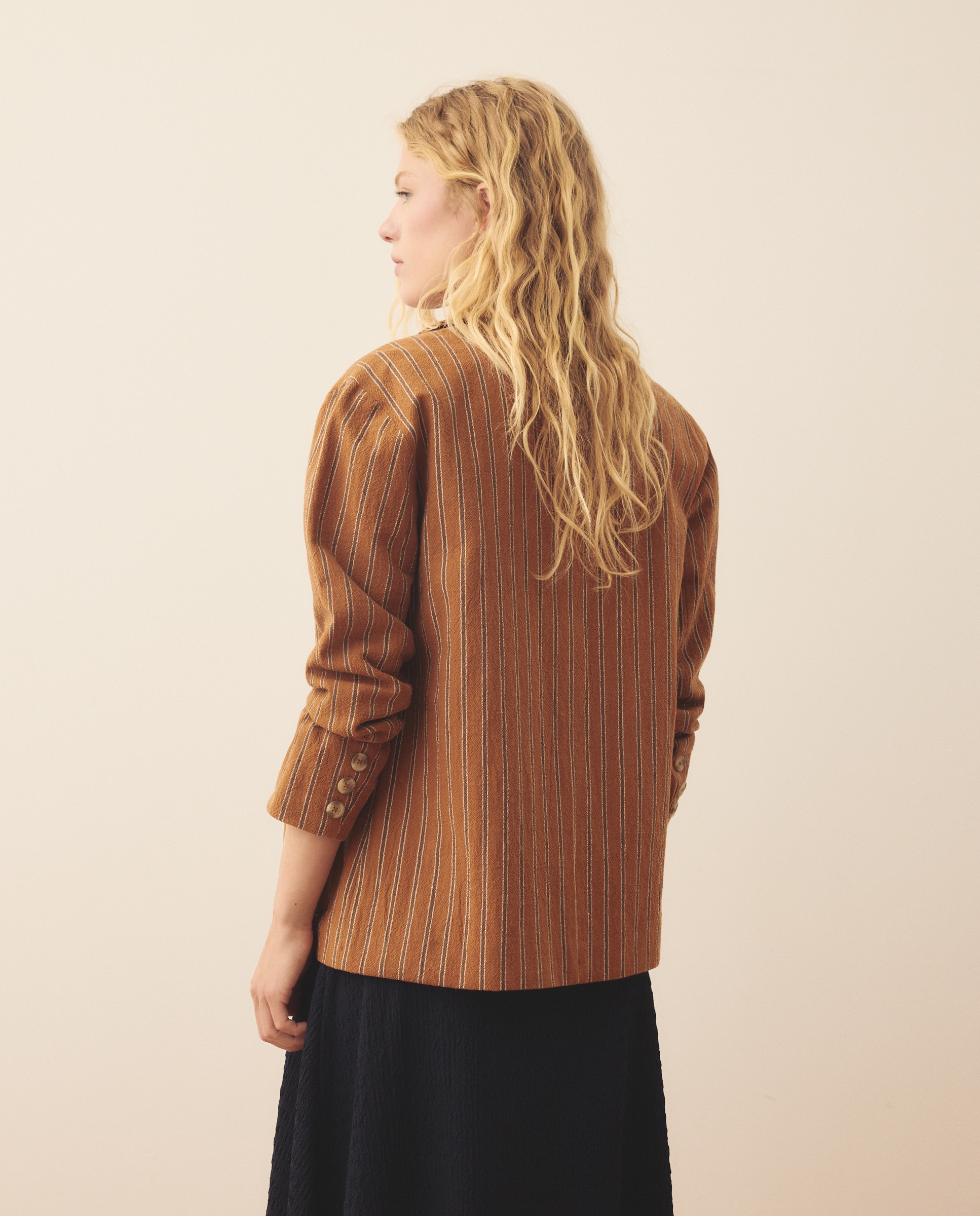 Blazer Rústico com Estampado de Riscas Finas Castanho-4