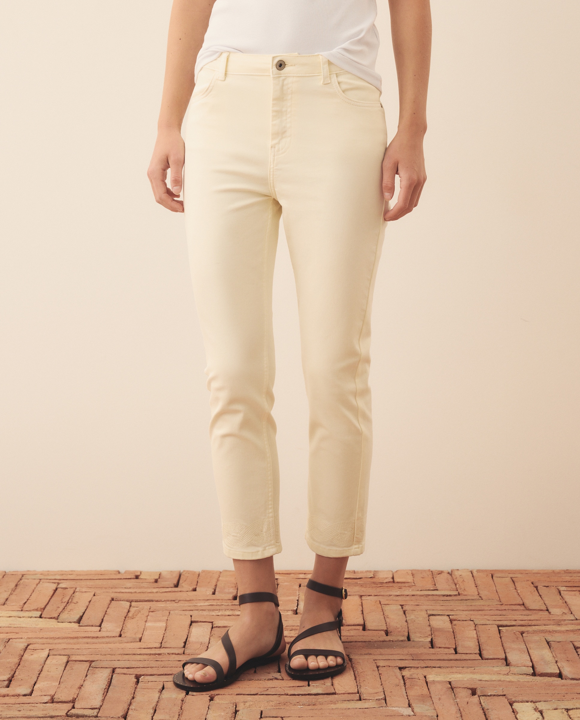 Calças Capri com Bordado 120 Cru-2