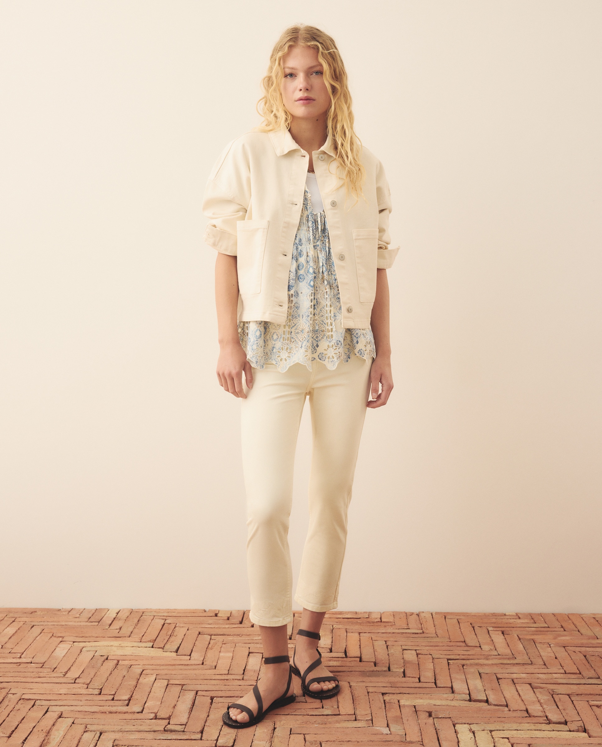 Calças Capri com Bordado 120 Cru-1