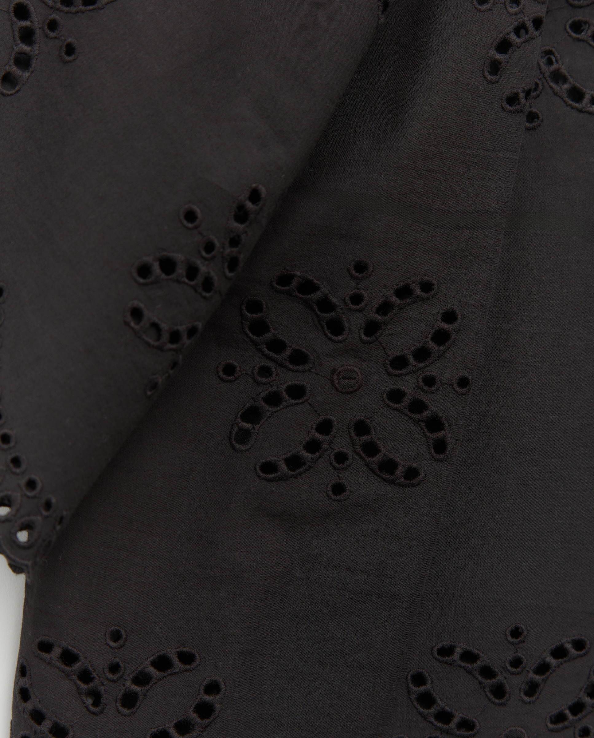 Blusa de Manga Curta com Rendilhados e Gola à Padre Preto-5