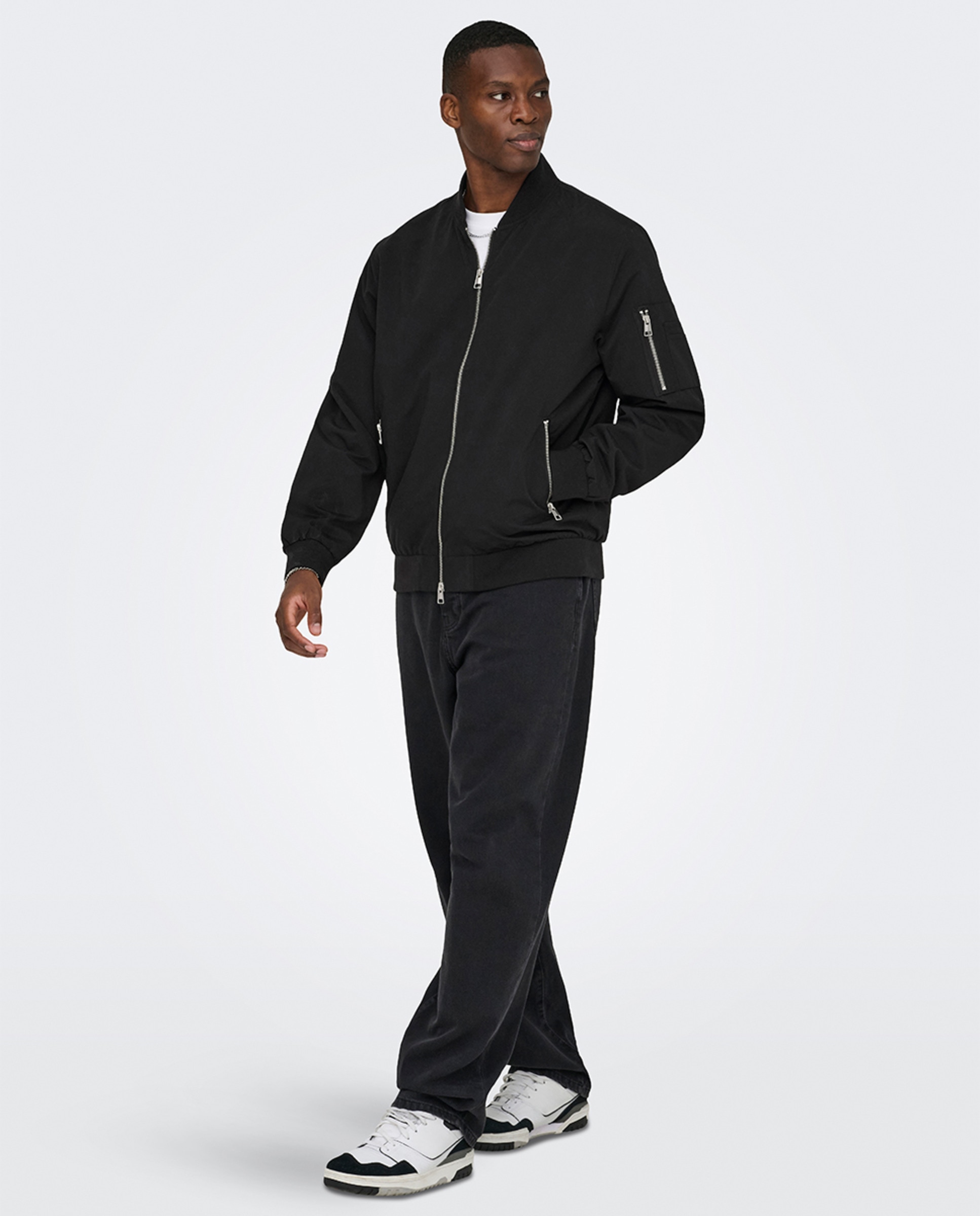 Casaco Ligeiro Estilo Blusão Bomber Regular Fit Preto-1