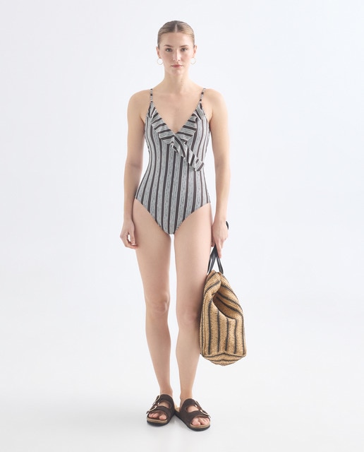 Imagen 0 de Bañador mujer escote pico cruzado volante