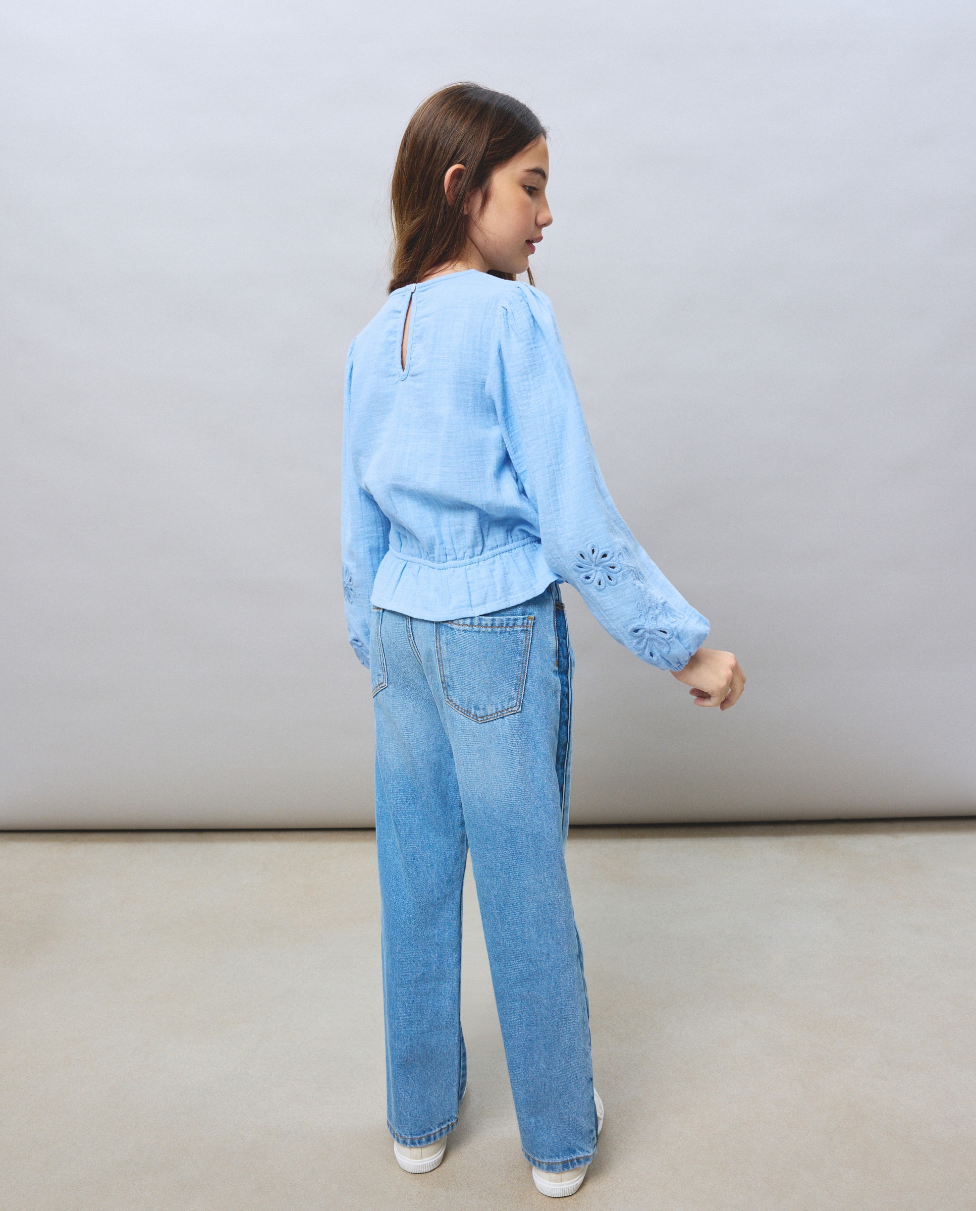 Blusa de Manga pelo Tornozelo Perfurada e Bordada no Mesmo Tom 410 Azul Claro-3