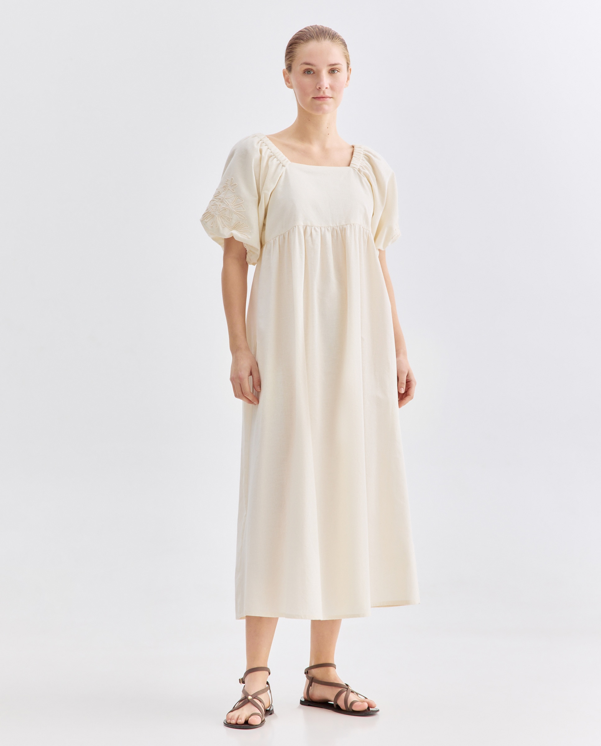 Imagen 0 de Vestido de mujer con mangas bordadas