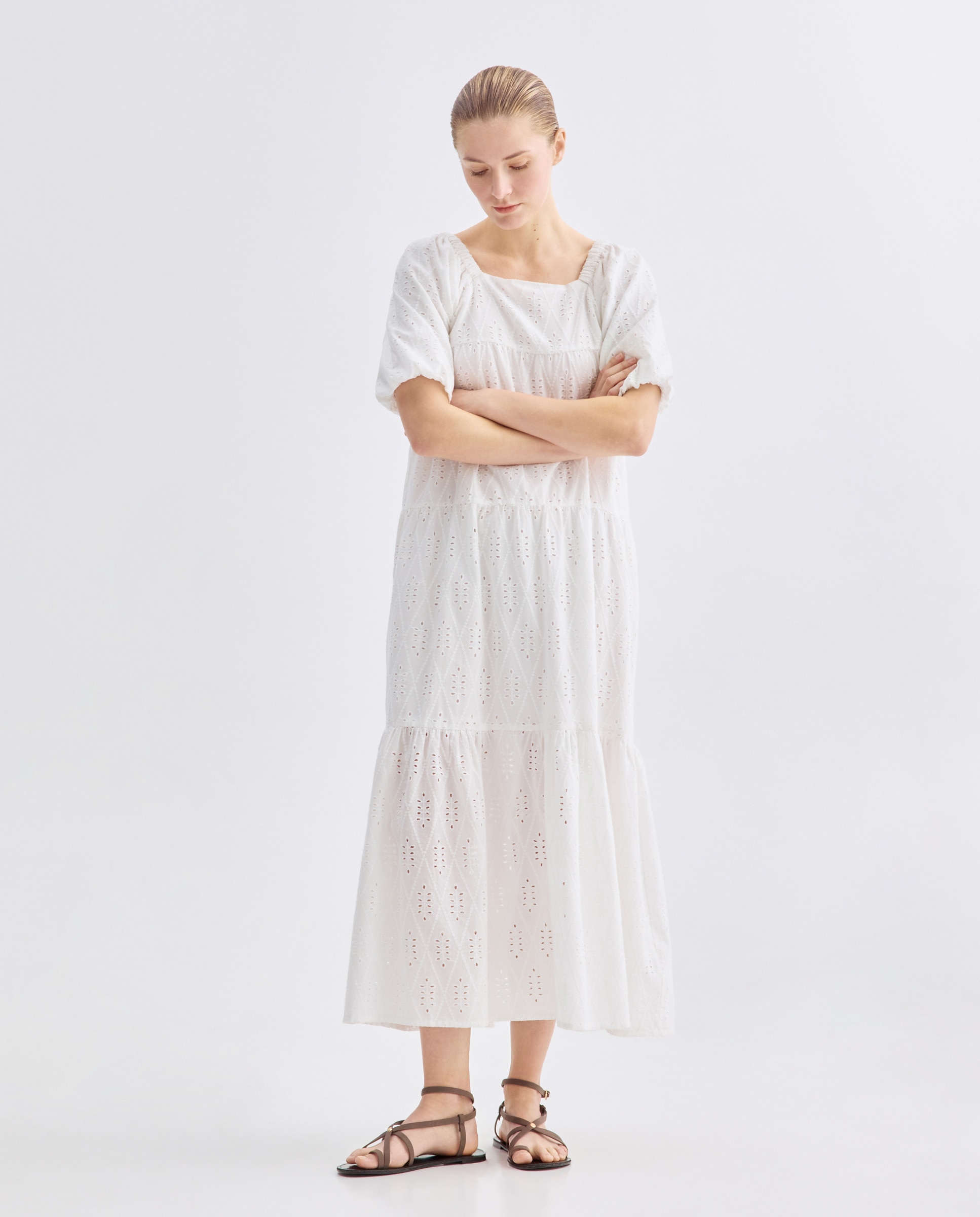 Imagen 0 de Vestido de mujer bordado con escote cuadrado