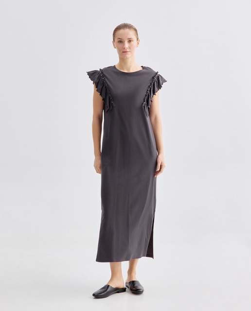 Imagen 0 de Vestido de mujer cuello caja con volantes y tachuelas