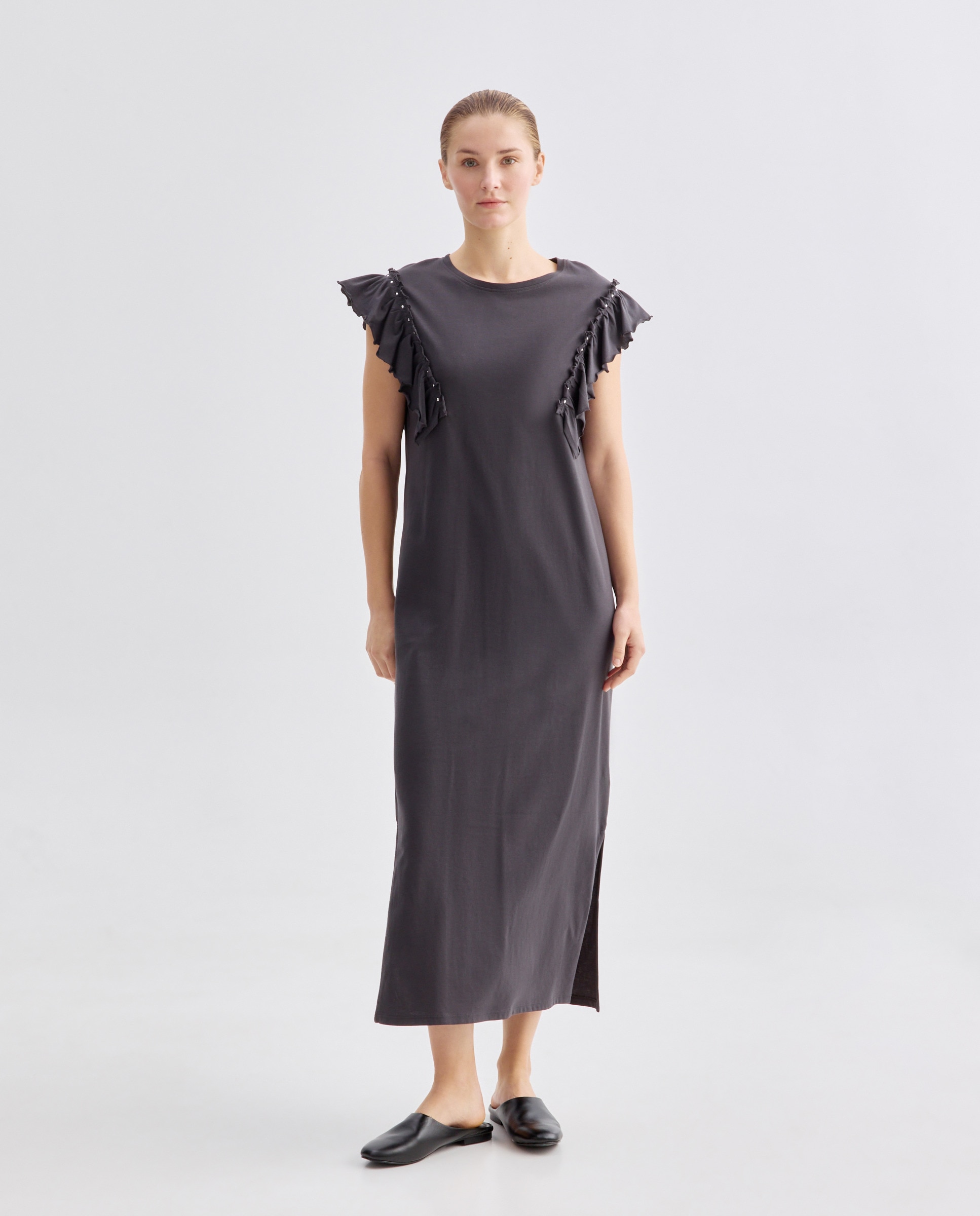 Imagen 0 de Vestido de mujer cuello caja con volantes y tachuelas