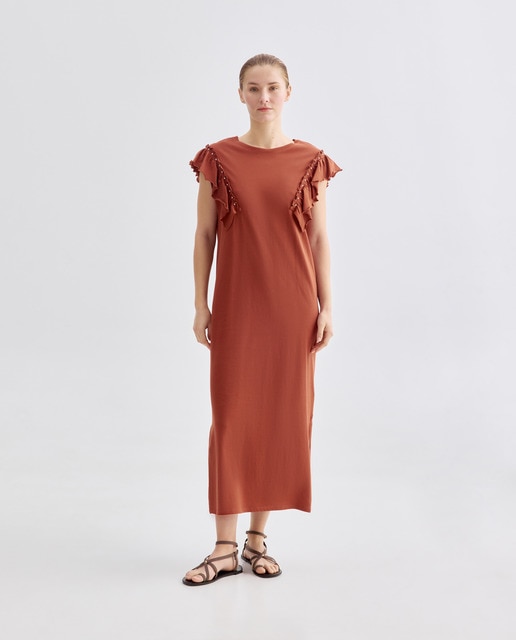 Imagen 0 de Vestido de mujer cuello caja con volantes y tachuelas