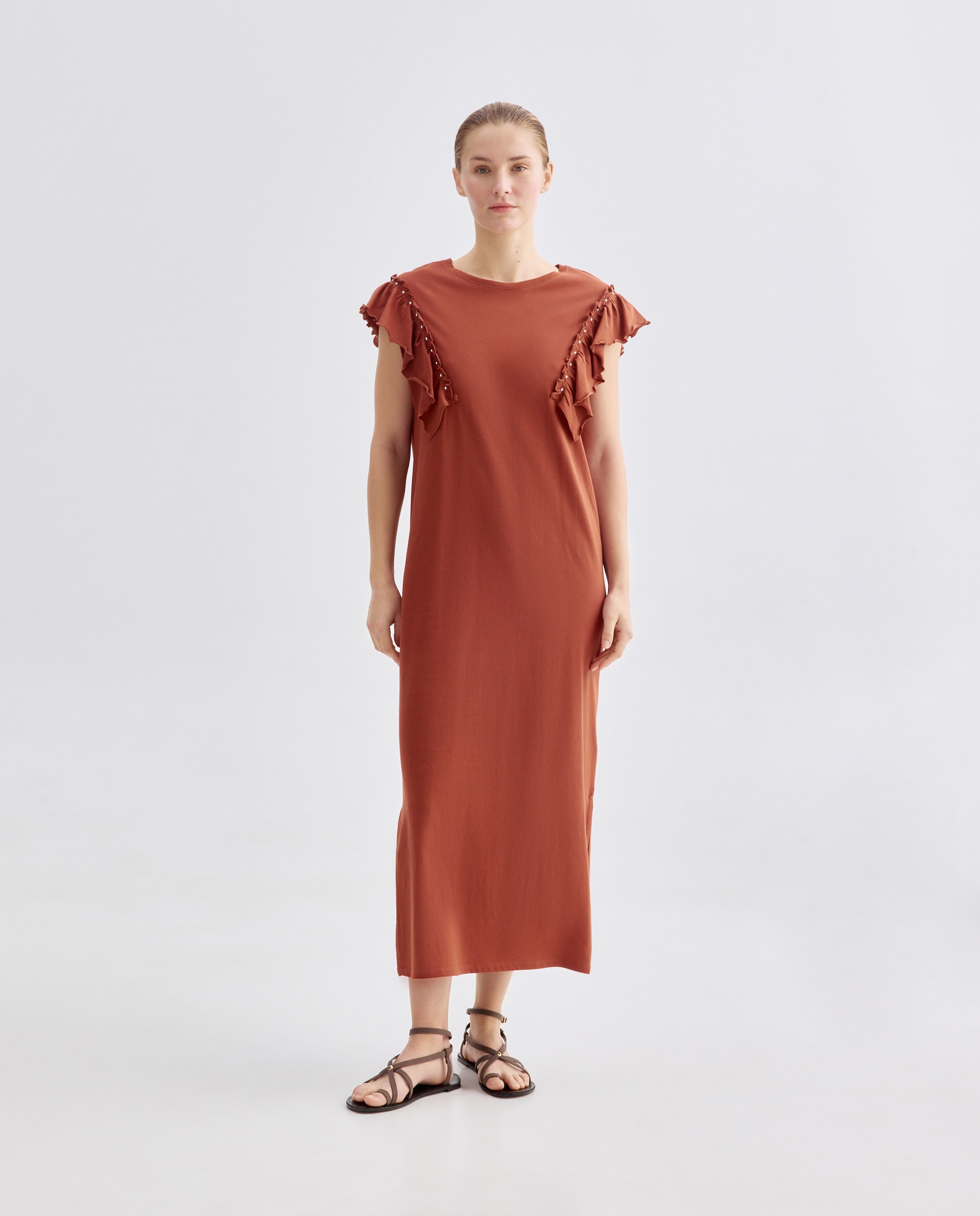 Imagen 0 de Vestido de mujer cuello caja con volantes y tachuelas