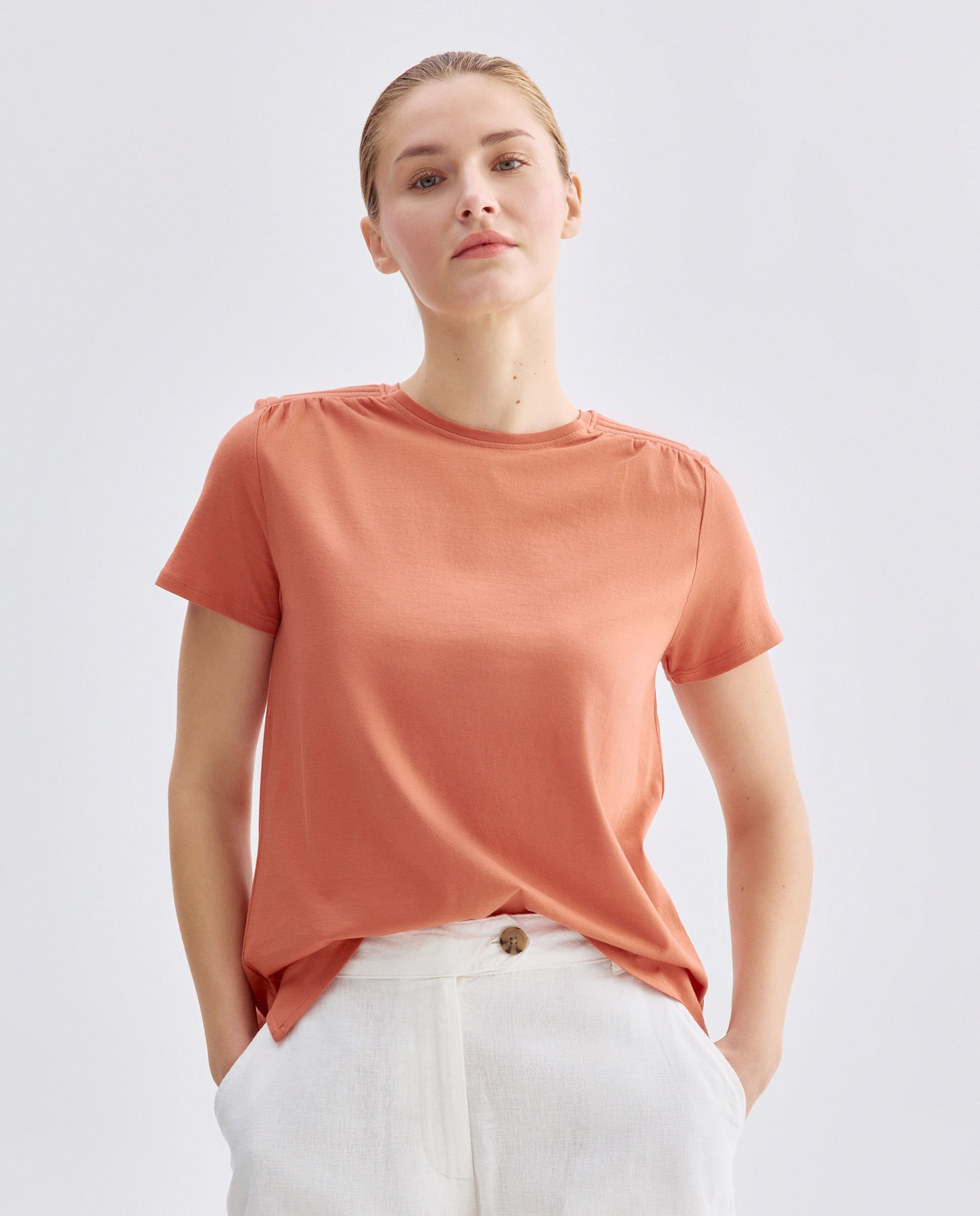 Imagen 0 de Camiseta de mujer cuello caja con hombrera