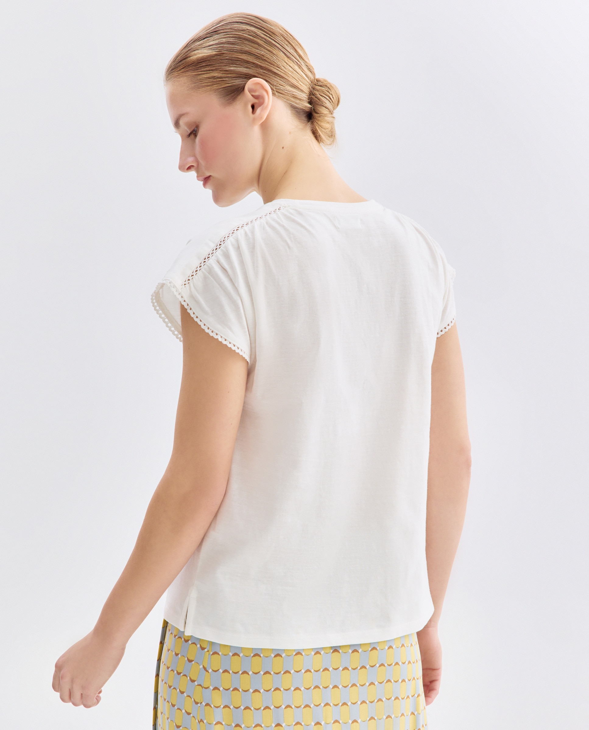 Camiseta de mujer cuello caja detalles vainica Blanco-3