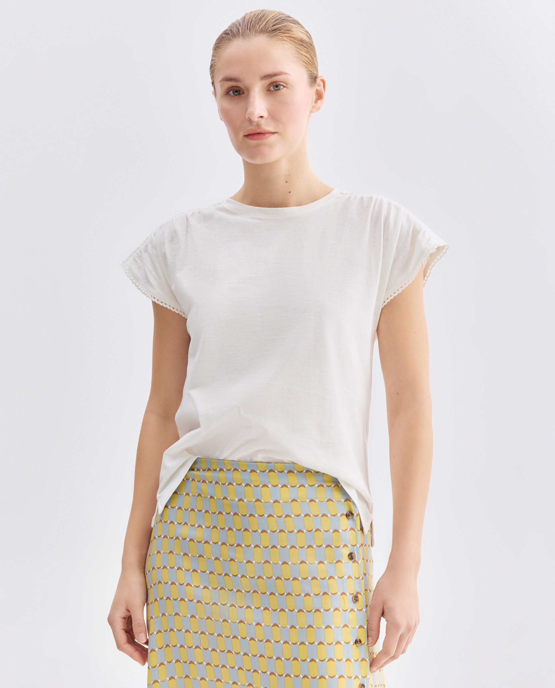 Imagen 0 de Camiseta de mujer cuello caja detalles vainica