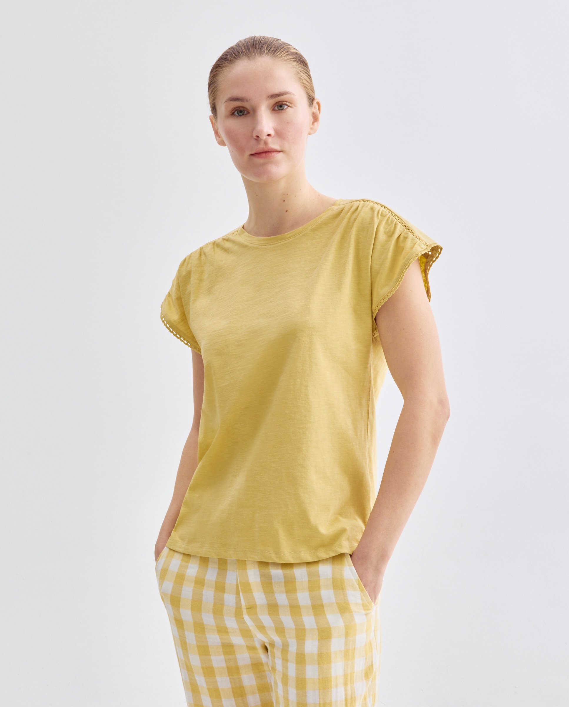 Imagen 0 de Camiseta de mujer cuello caja detalles vainica