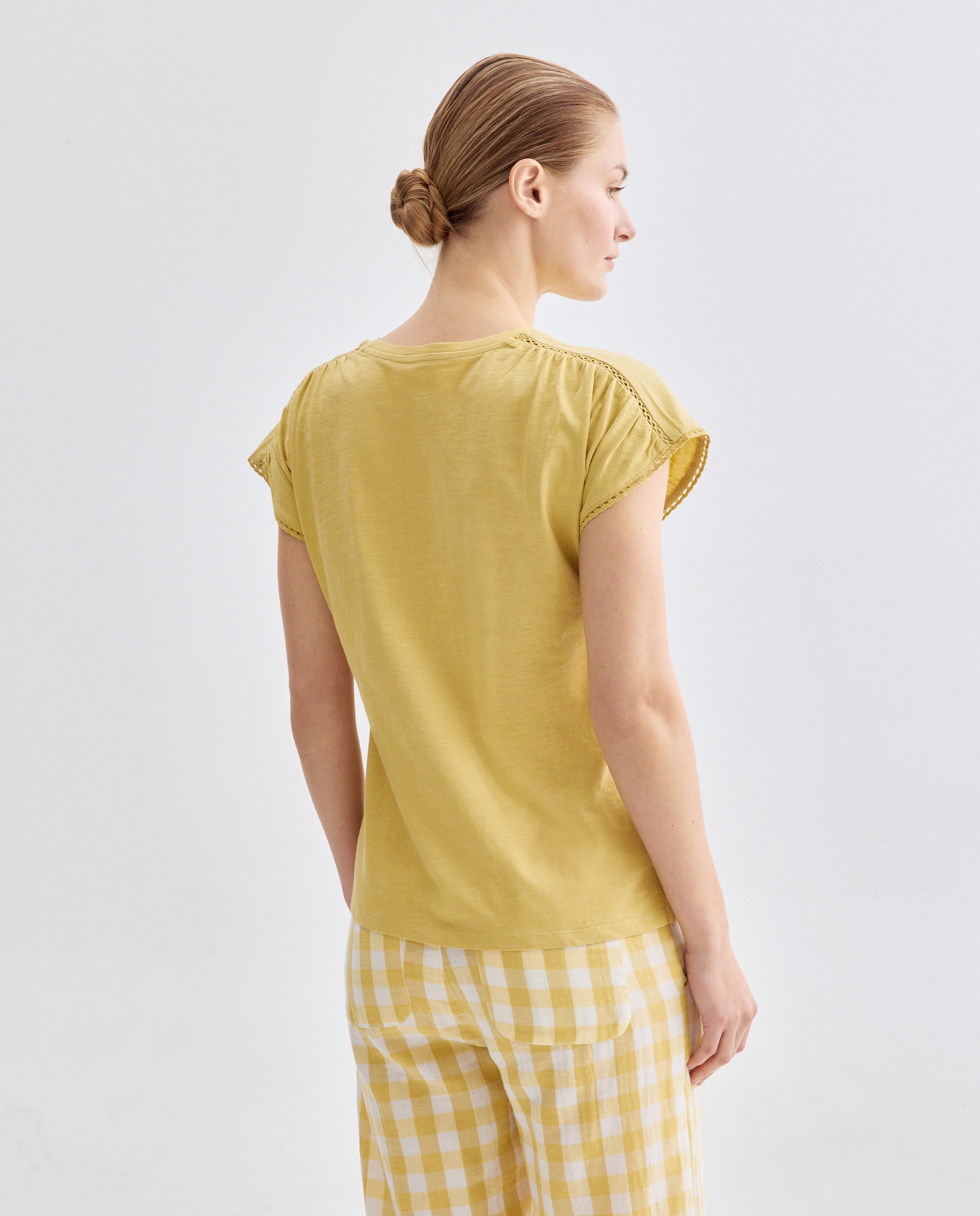 Camiseta de mujer cuello caja detalles vainica 510 Verde claro-3
