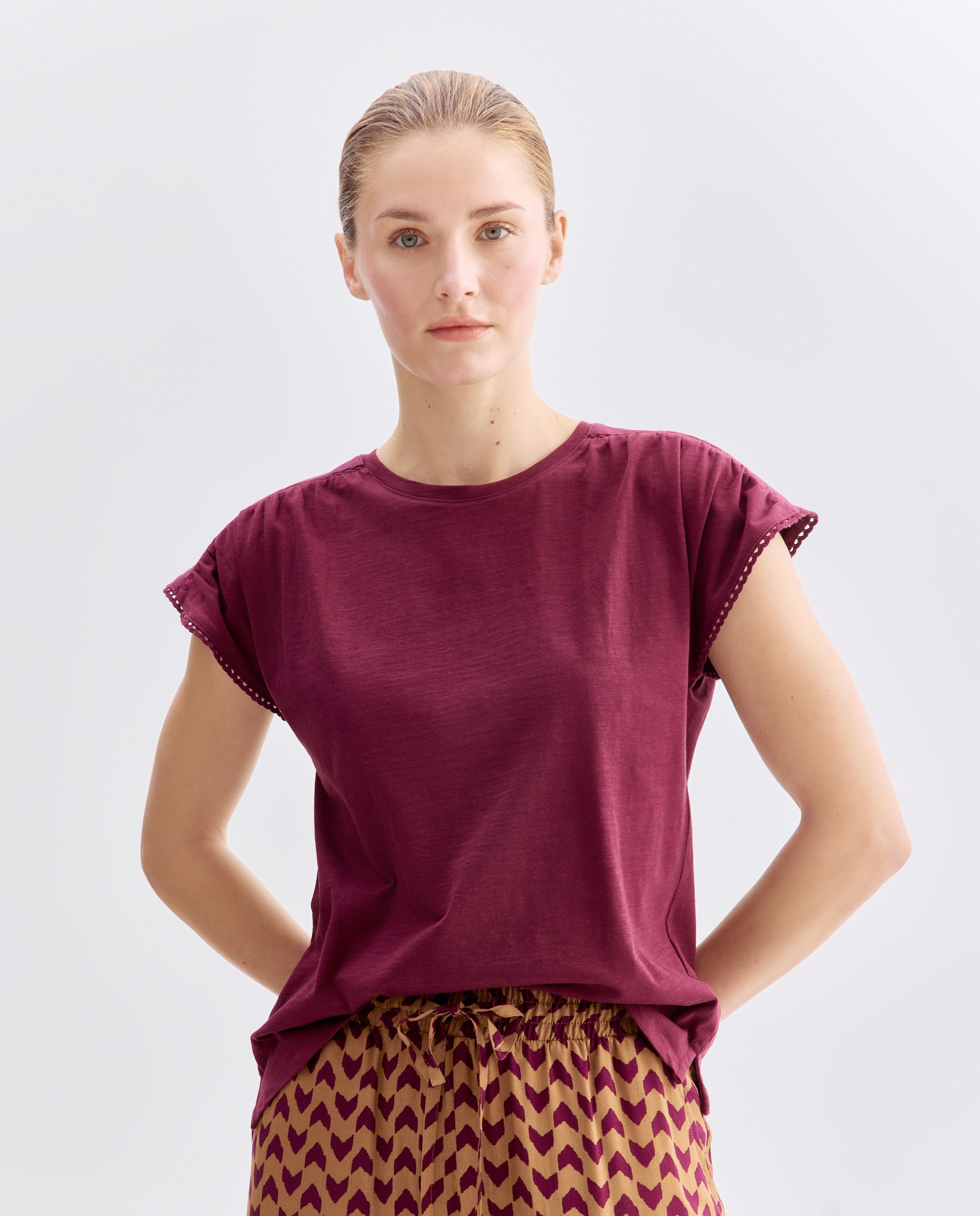 Imagen 0 de Camiseta de mujer cuello caja detalles vainica
