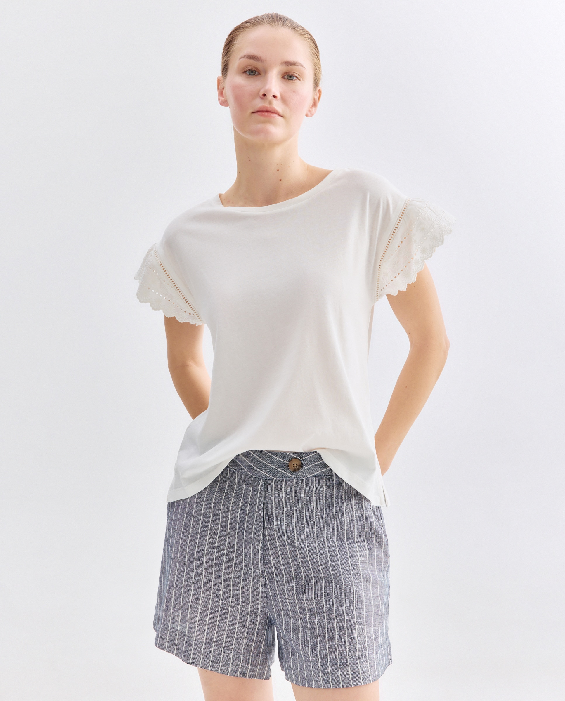 Imagen 0 de Camiseta de mujer cuello caja manga romántica