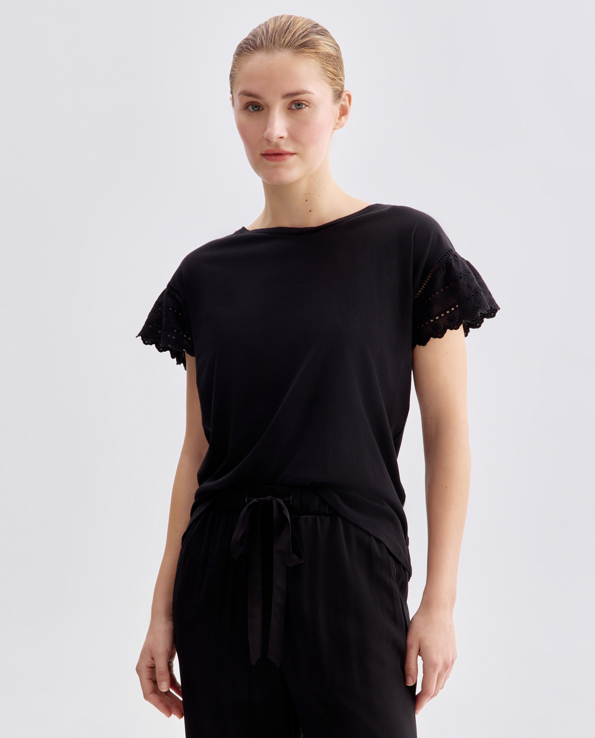 Imagen 0 de Camiseta de mujer cuello caja manga romántica