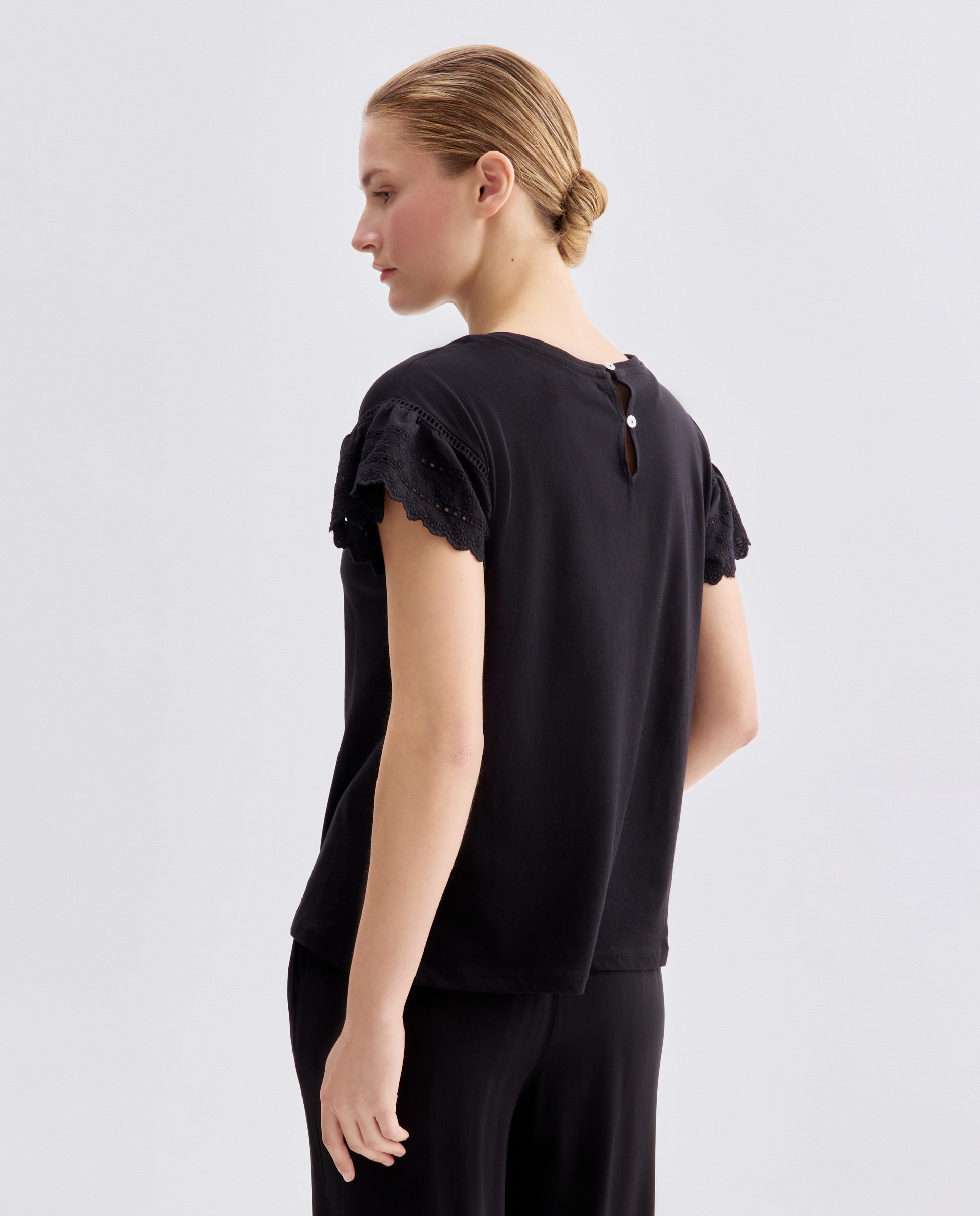 Camiseta de mujer cuello caja manga romántica Negro-3