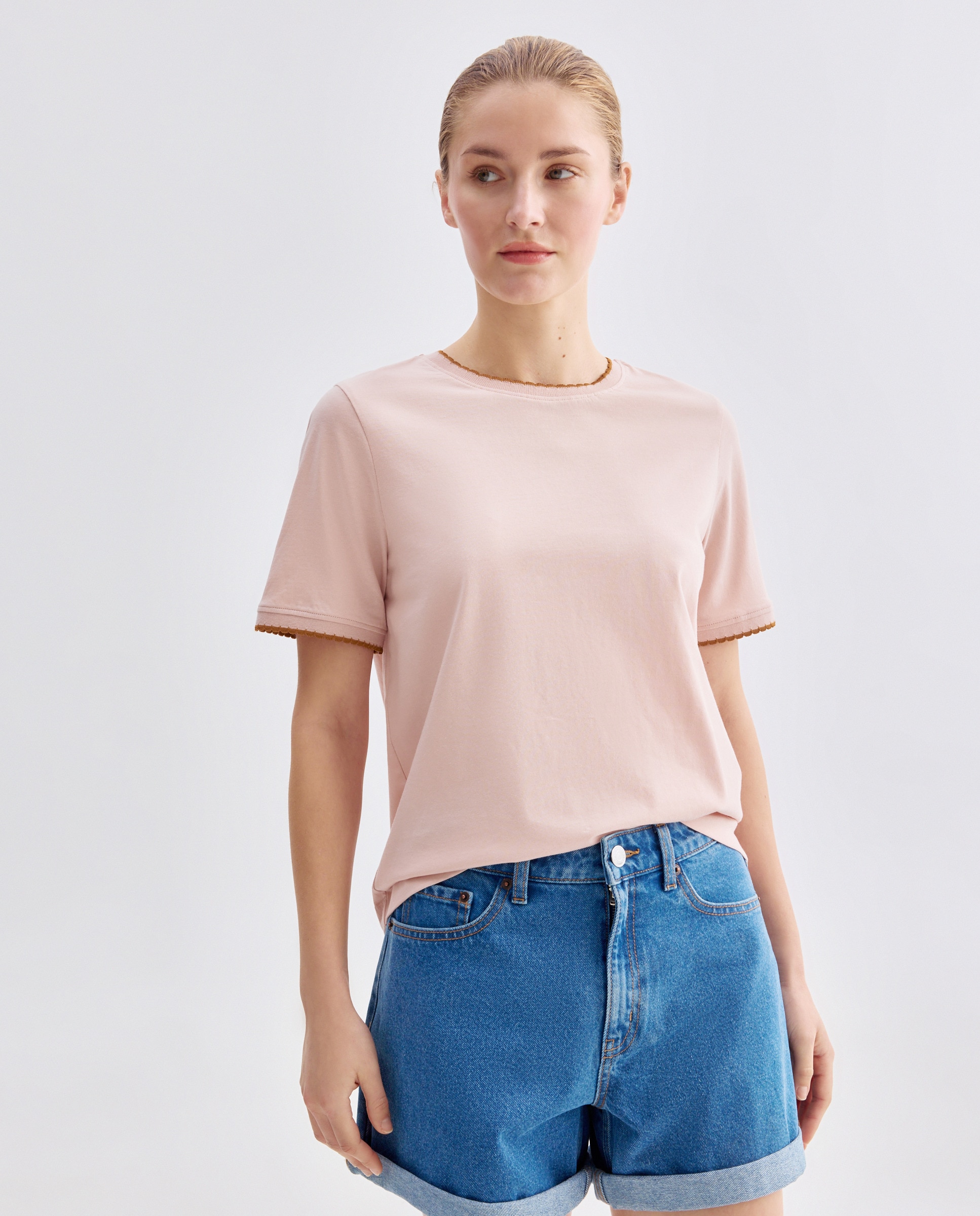 Imagen 0 de Camiseta de mujer cuelllo caja y contrastes