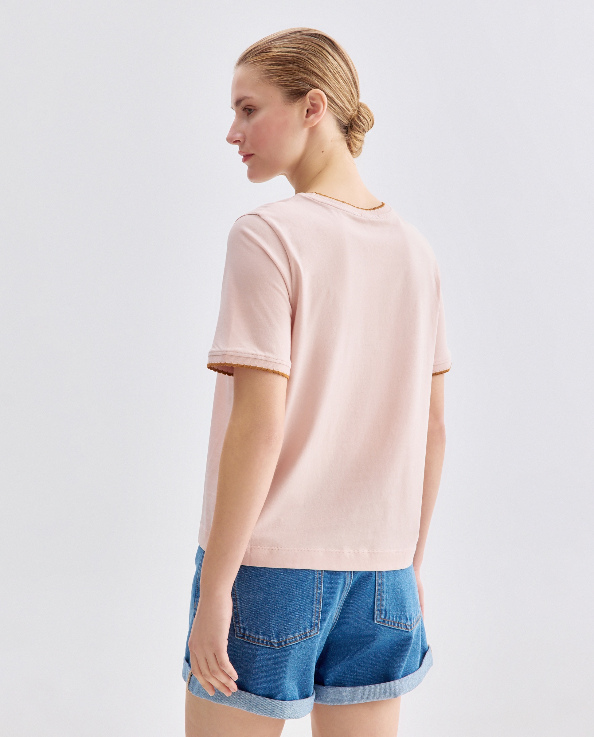 Camiseta de mujer cuelllo caja y contrastes Rosa claro-3