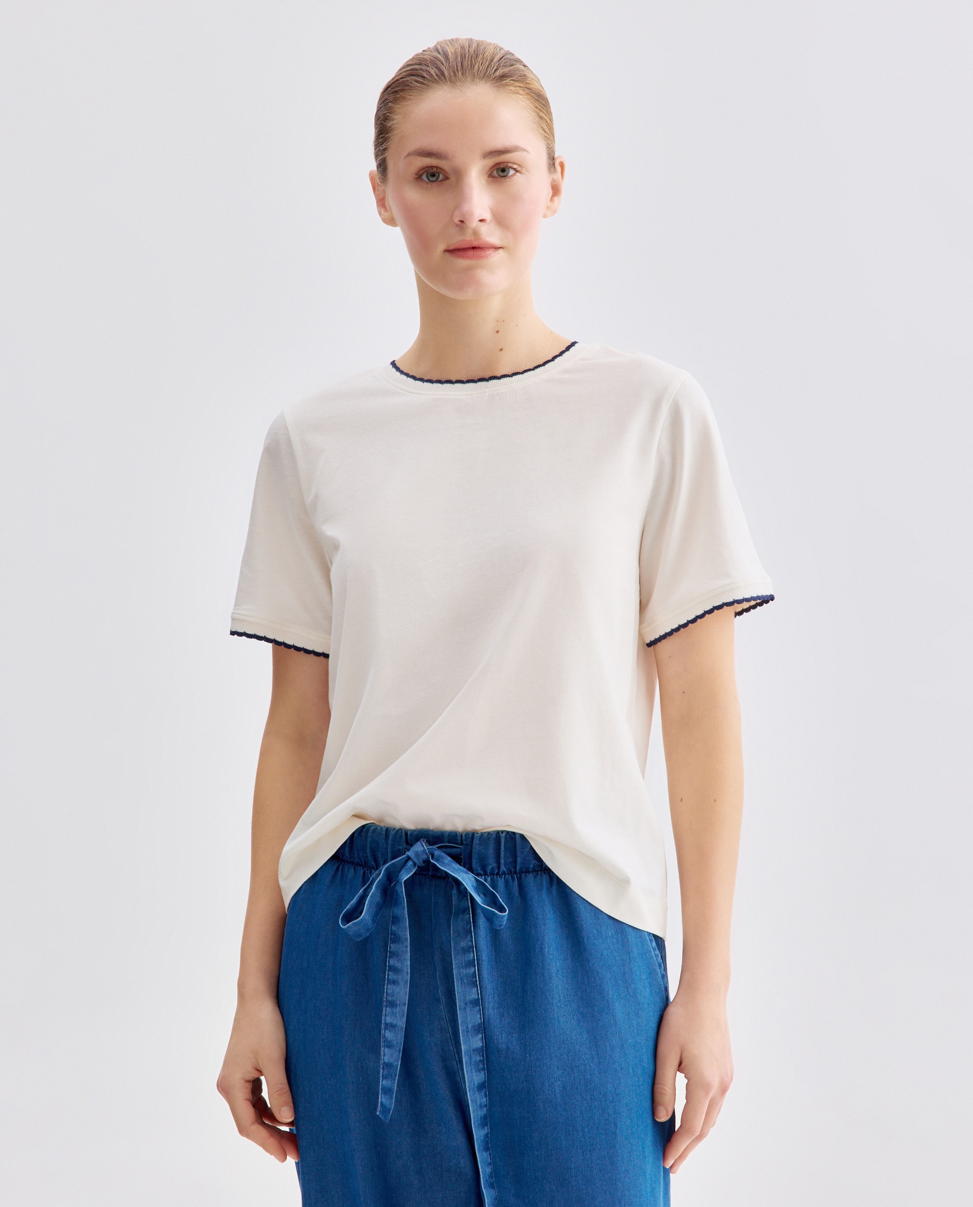 Imagen 0 de Camiseta de mujer cuelllo caja y contrastes