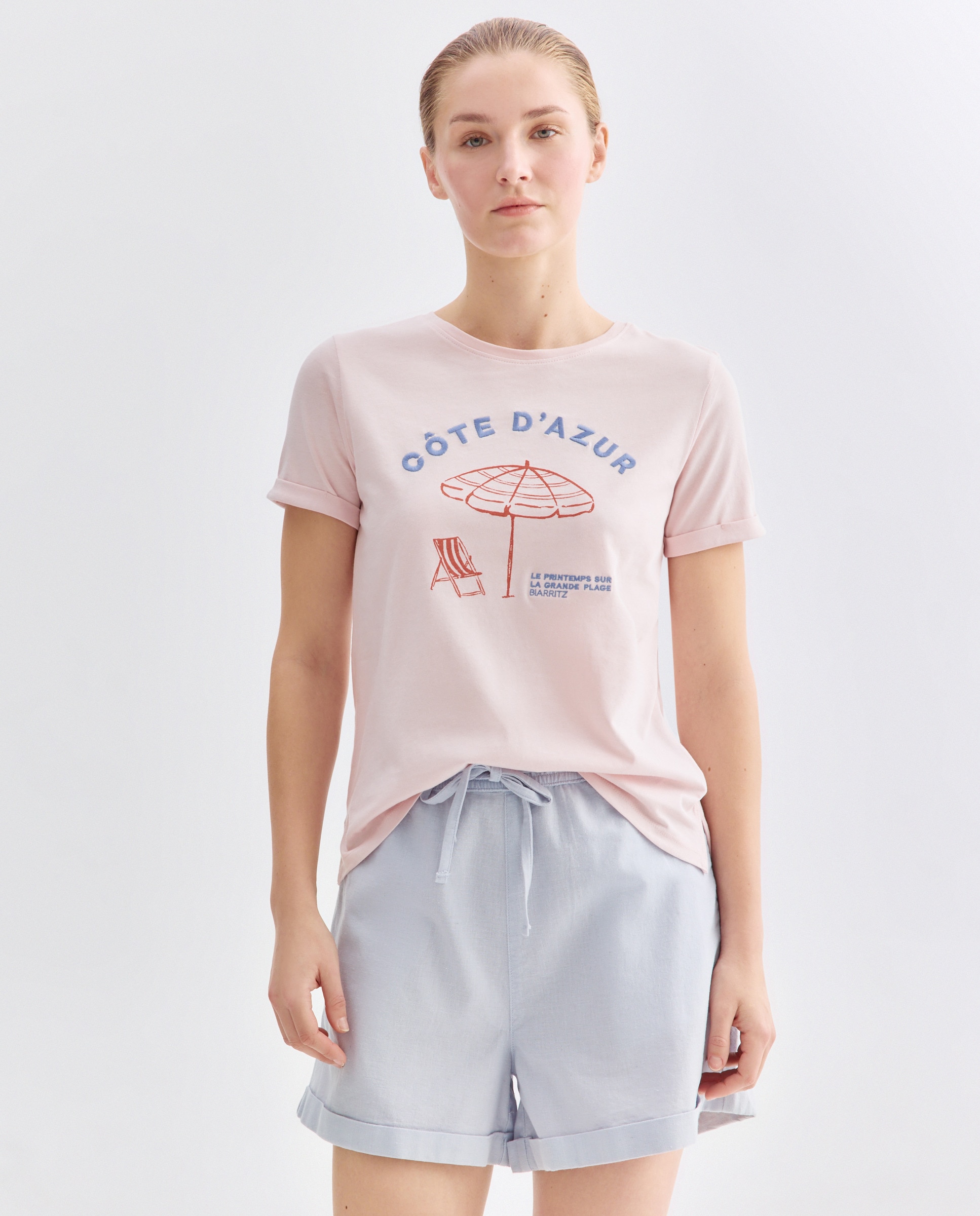 Imagen 0 de Camiseta de mujer cuello caja estampada bordados