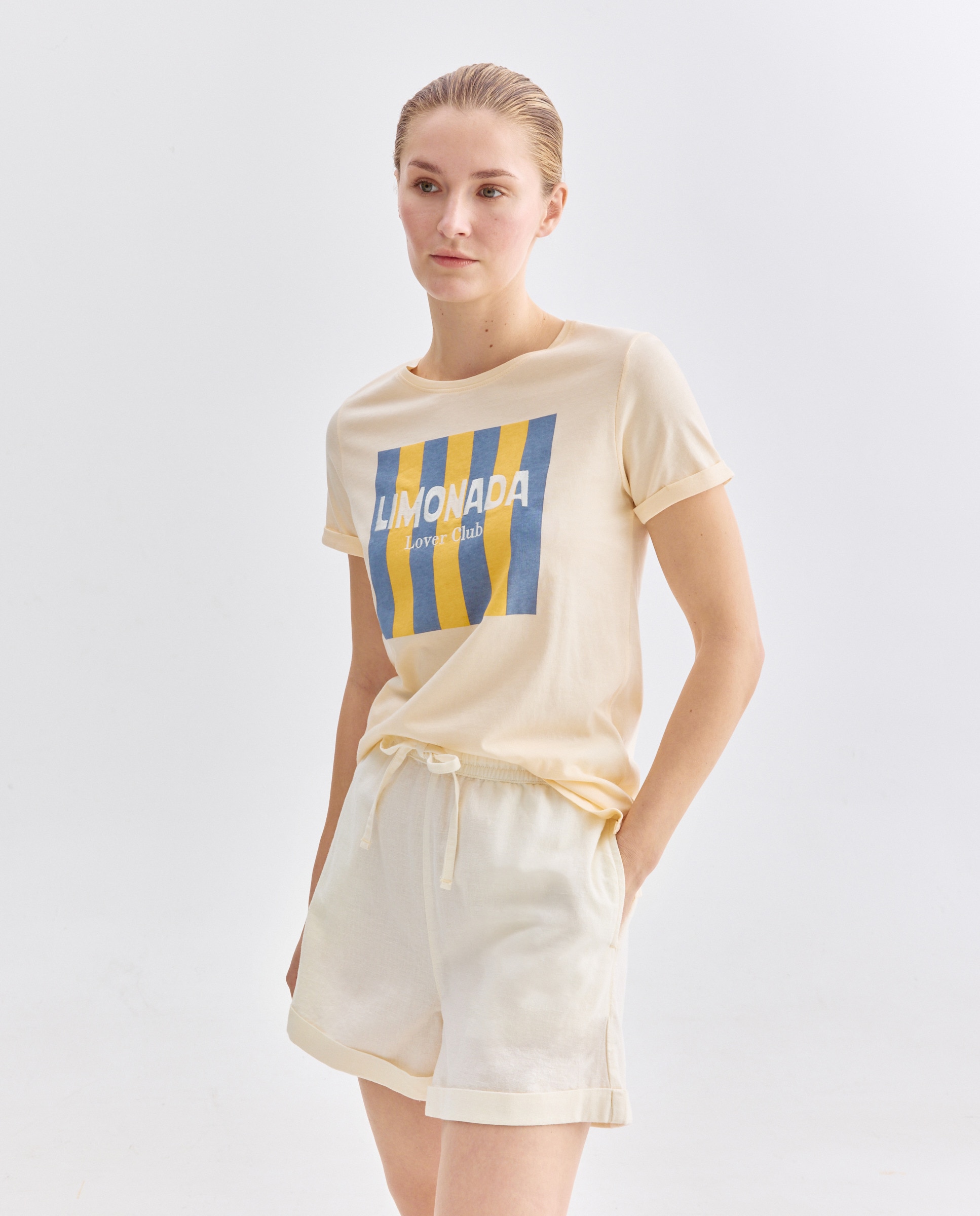 Imagen 0 de Camiseta de mujer cuello caja estampada bordados