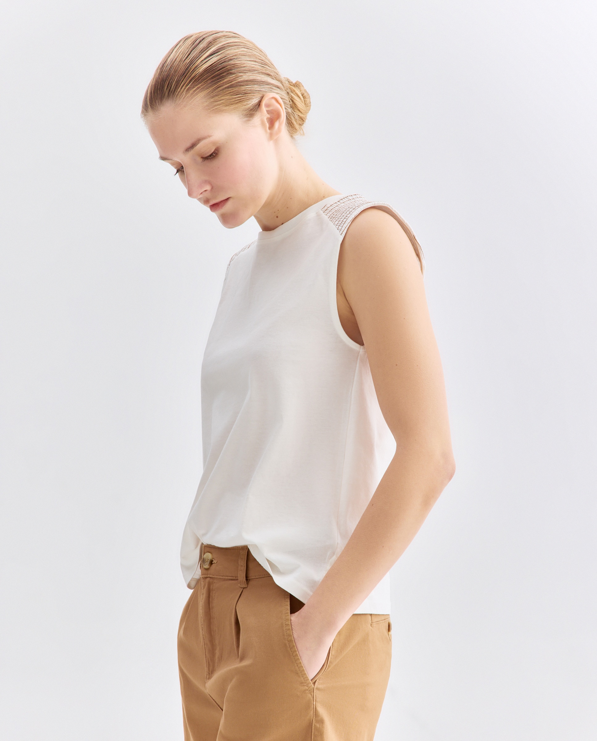 Imagen 0 de Camiseta de mujer con hombrera fruncida