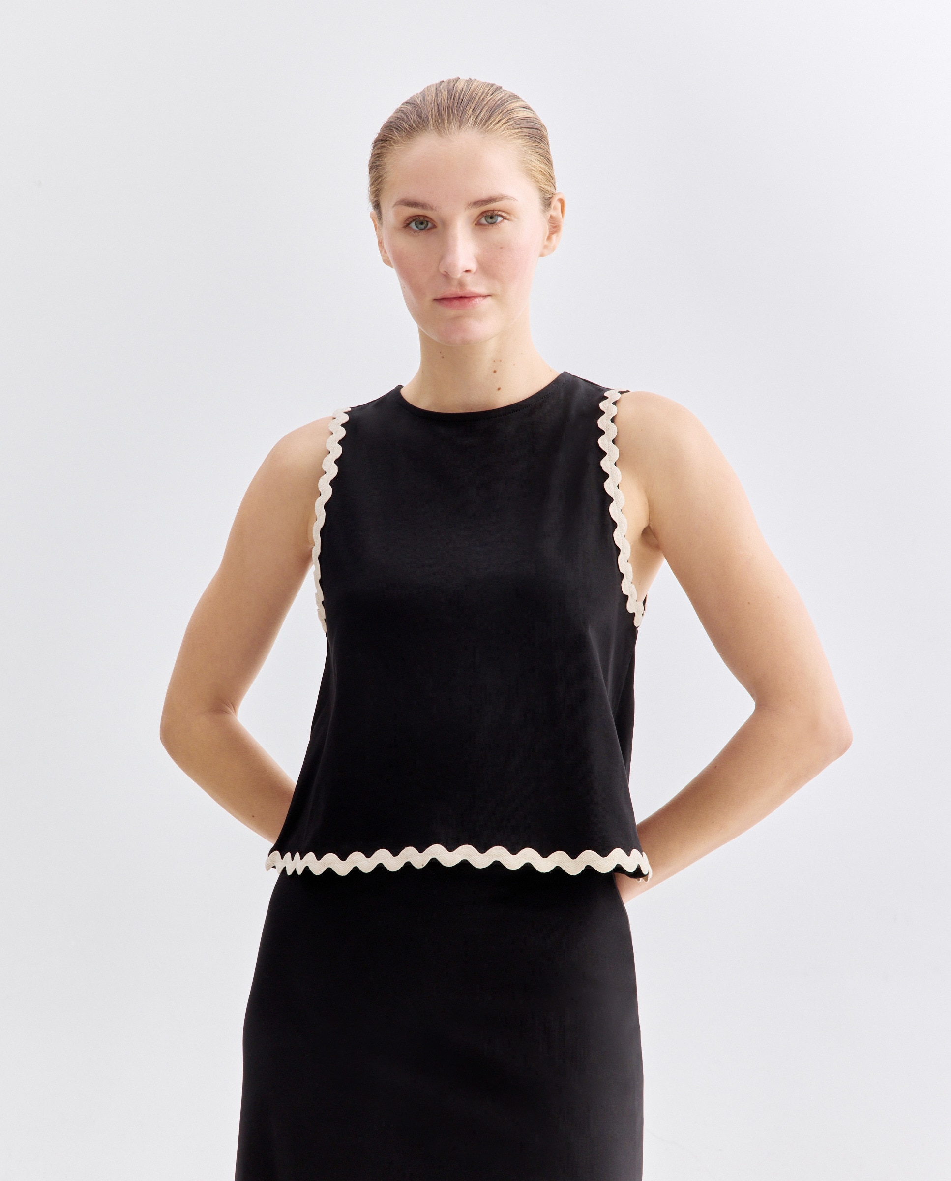 Imagen 0 de Top sin mangas de mujer cuello caja con ribete ondas