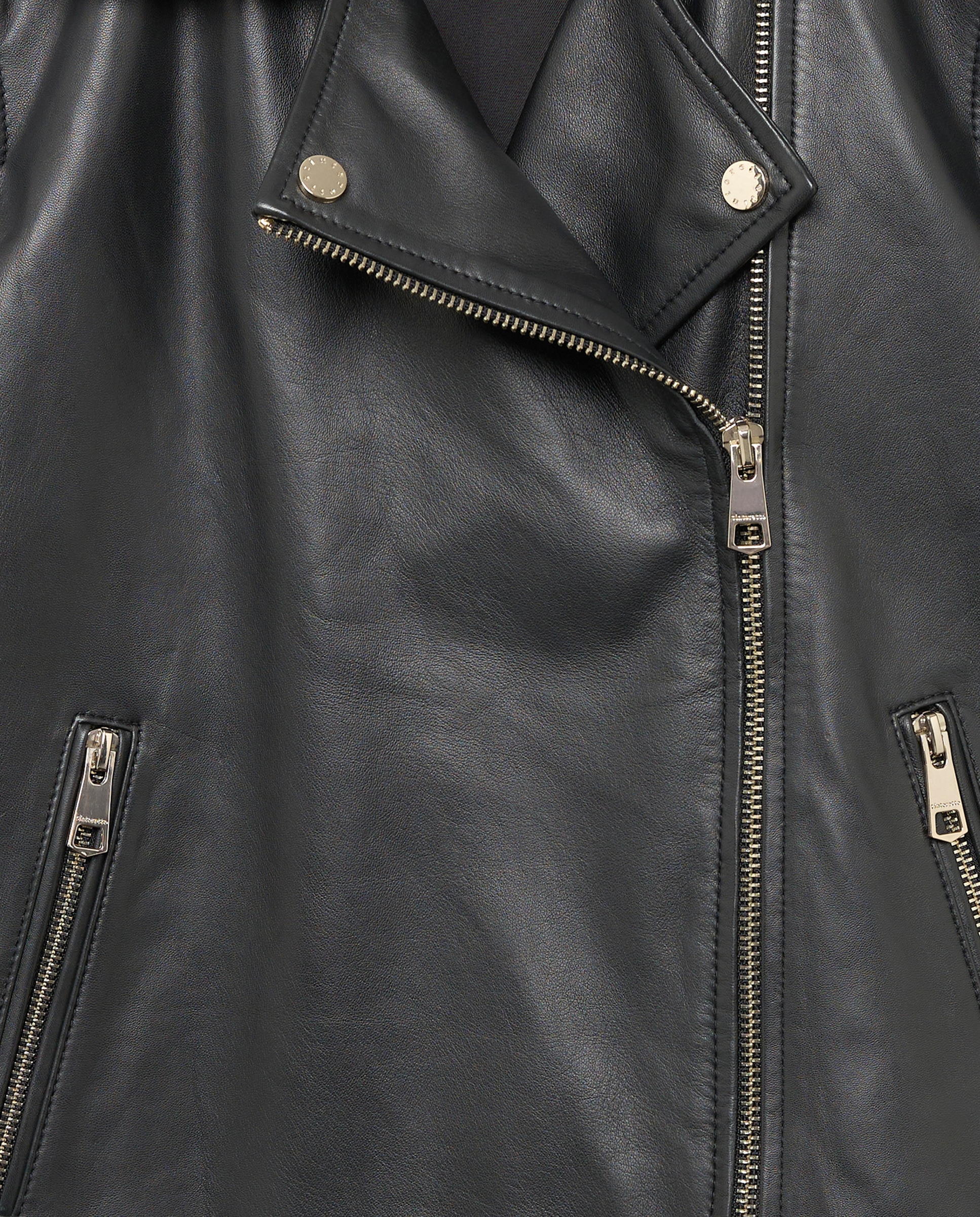 Blusão Biker em Pele com Aba e Mini Bolso Preto-6