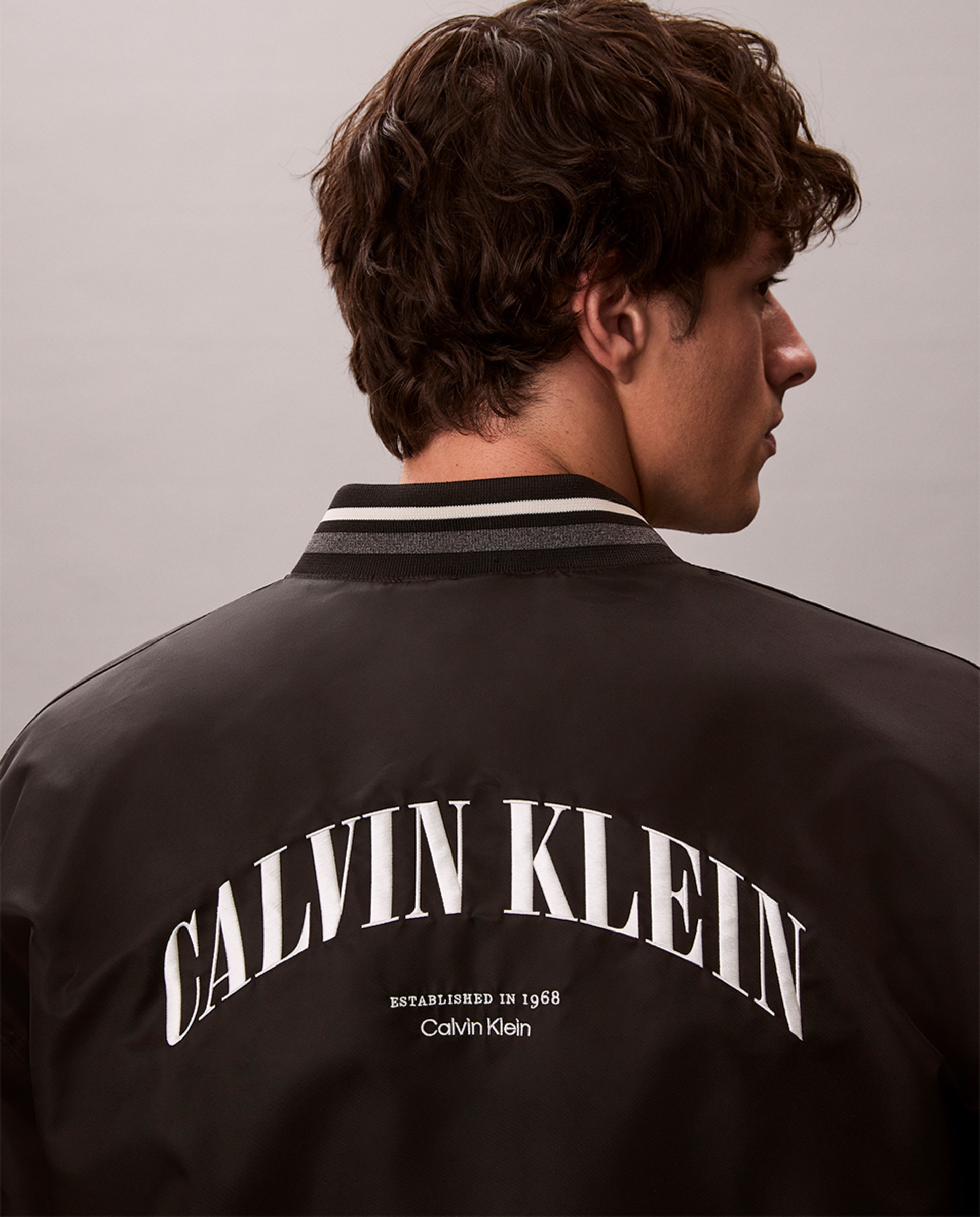 Casaco Tipo Blusão Bomber de Nylon com Ilustração Preto-4
