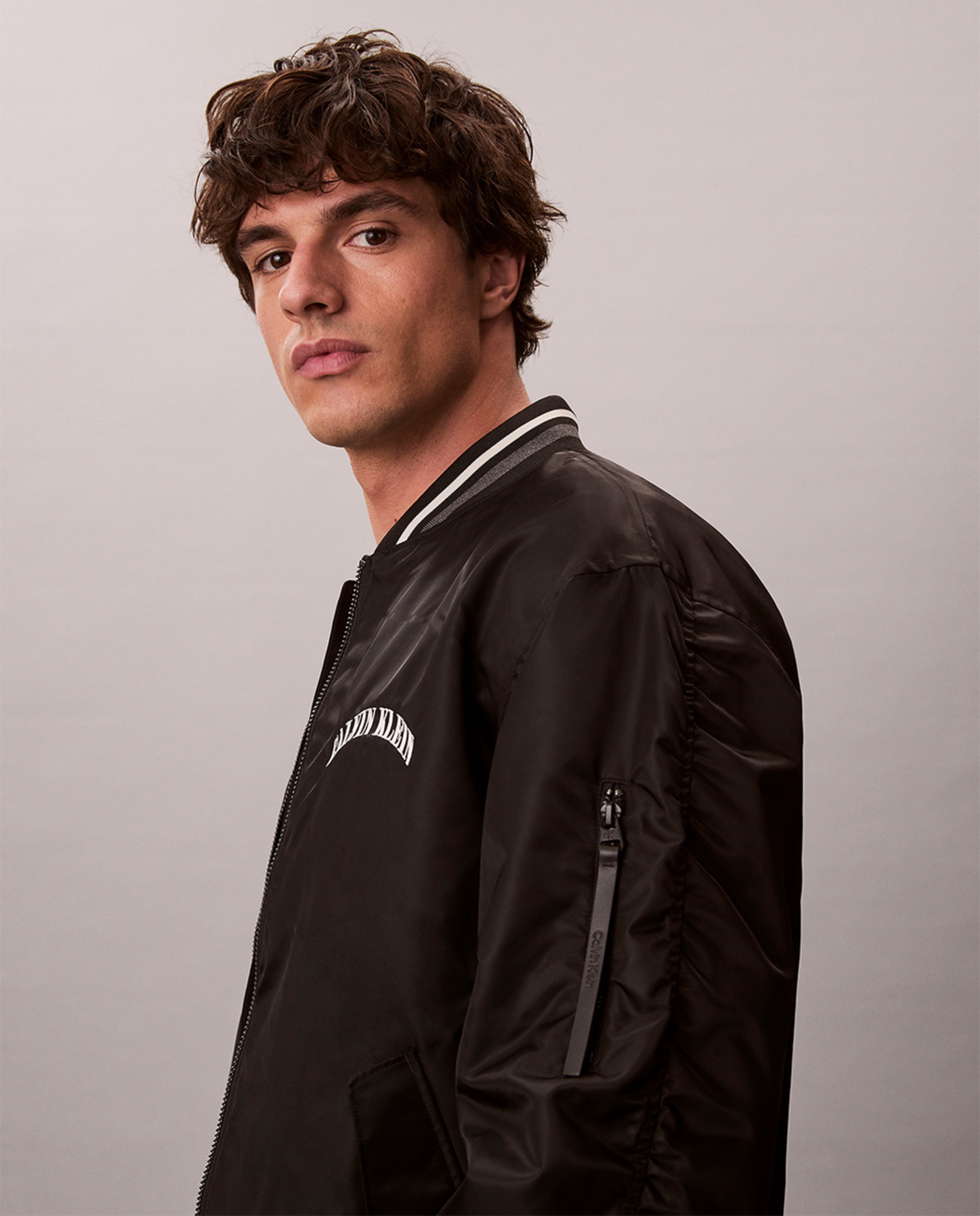 Casaco Tipo Blusão Bomber de Nylon com Ilustração Preto-3