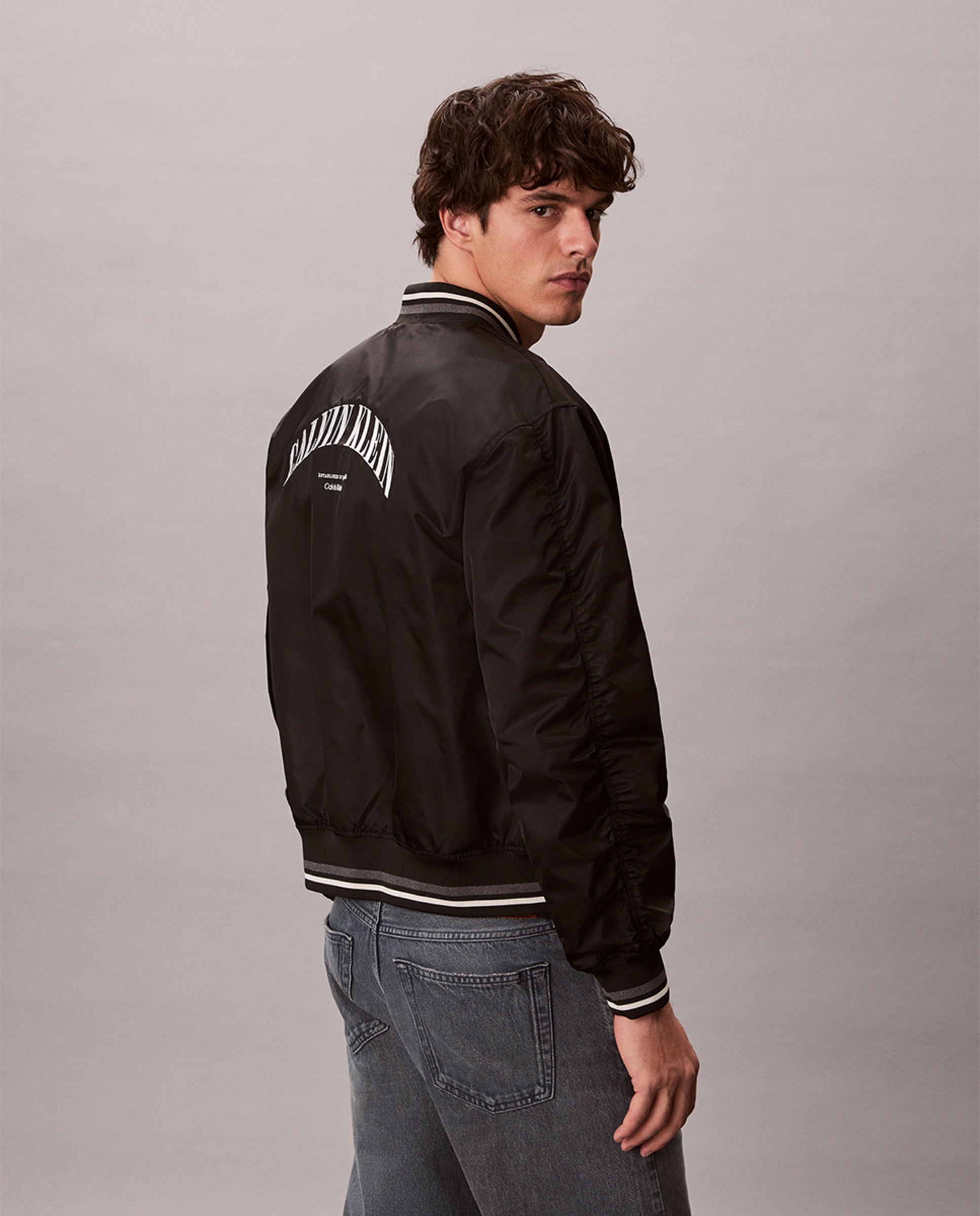 Casaco Tipo Blusão Bomber de Nylon com Ilustração Preto-2