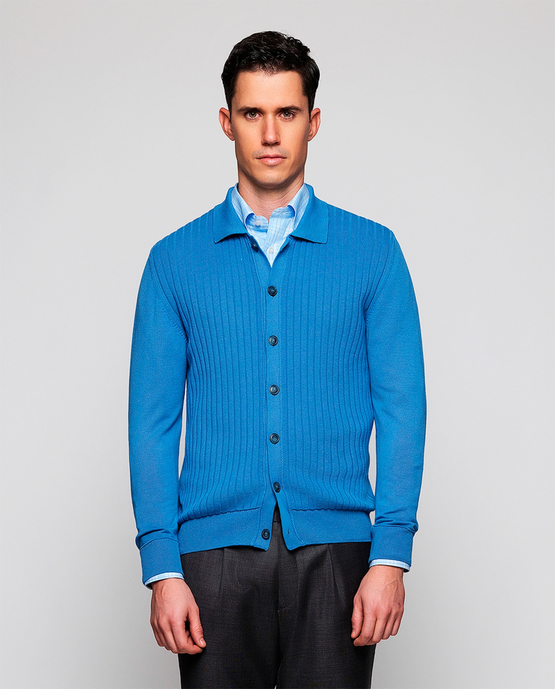 Imagem 0 de Casaco de Malha com Botões e Colarinho de Camisa