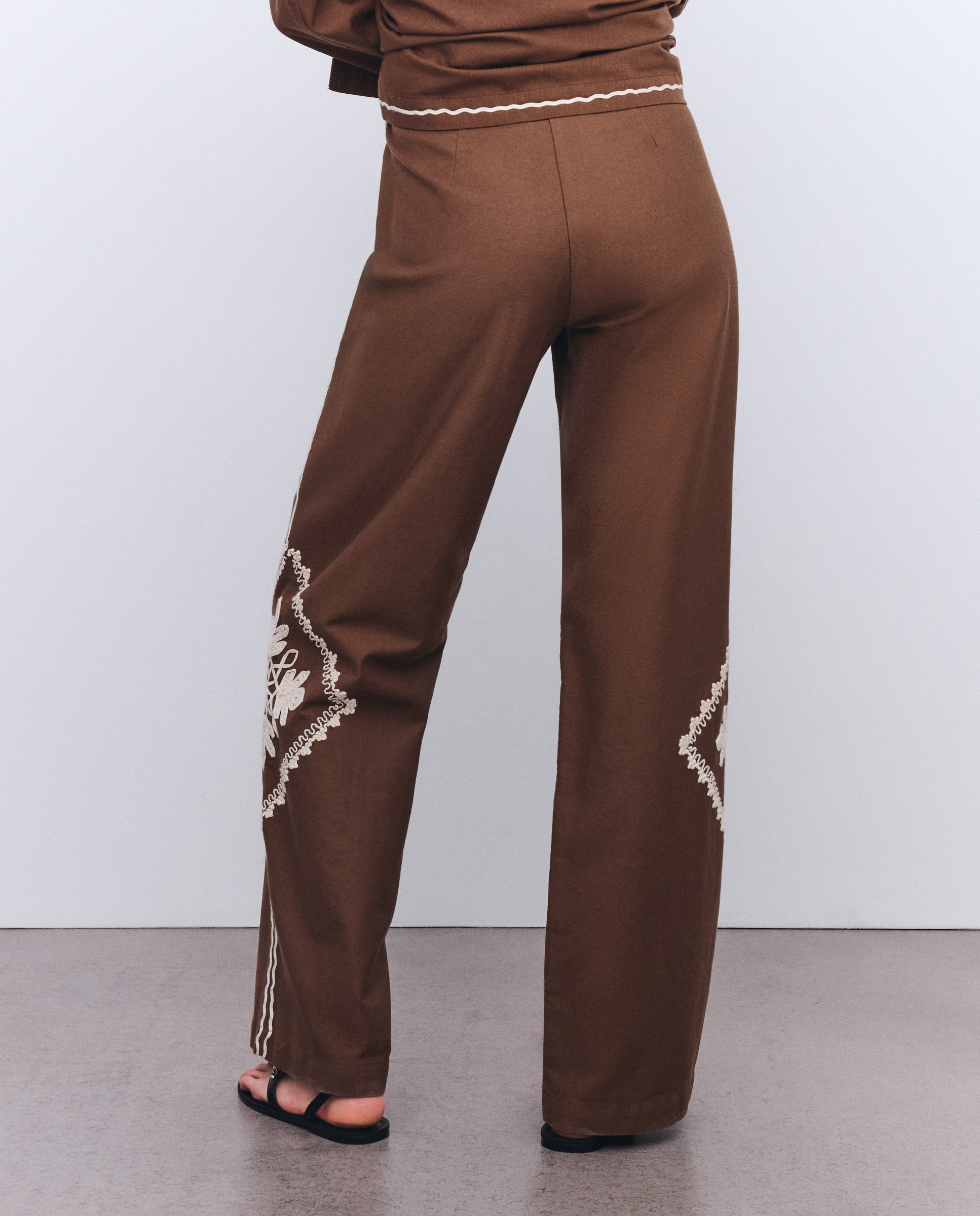 Calças Largas com Bordado Castanho-3