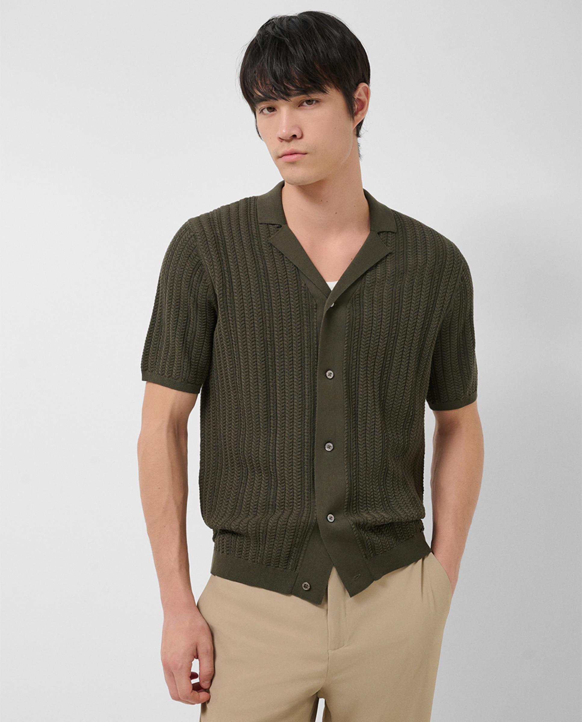 Imagem 0 de Polo Aberto Tricotado com Manga Curta e Padrão Espinha de Peixe